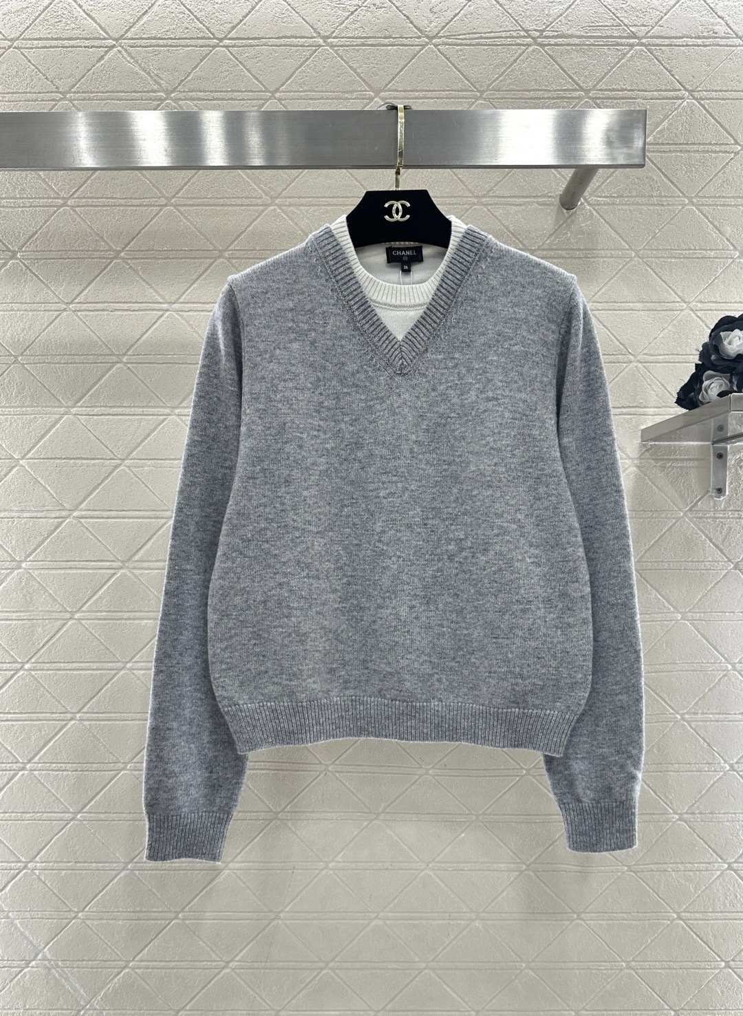 NO:713158,Chanel gray V-neck sweater, classic and versatile, simple and elegant style, a must-have for autumn and winter, high-quality wool or cashmere blend, soft and skin-friendly, perfect warmth retention, V-neck design modifies the neck line, layered with a white T for a layered look, easy to manage in daily commuting, gray low-key and high-end, easy to match with trousers, skirts or jeans, easy to get intellectual temperament, Chanel logo details, high brand recognition, it is a classic item in the wardrobe!  Size,,chanel,chanel,skirts,jeans,19860909Chanel香奈儿灰色V领针织衫,经典百搭,简约优雅风格,秋冬必备,高品质羊毛或羊绒混纺,柔软亲肤,保暖力满分,V领设计修饰颈部线条,叠穿白T更有层次感,通勤日常都能轻松驾驭,灰色低调高级,轻松搭配西裤、半裙或牛仔裤,知性气质轻松get,香奈儿标志细节,品牌辨识度超高,是衣橱里的经典单品！码数,,chanel,chanel,skirts,jeans,,Women's clothing