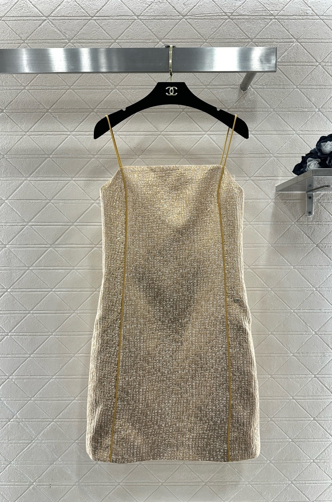 NO:713499,Chanel champagne color tweed suspender skirt, classic tweed material, thick and textured, low-key luxury and elegant. The suspender design highlights the shoulder and neck lines. The skirt is neatly cut and moderate in length. It is suitable for formal occasions such as dinners and parties. Tweed is often seen in high-end brands. Pair it with metal accessories or chain bags to make it more refined. The champagne color shines under the light, making it easy to create a ladylike or light luxury style with perfect temperament!  Code numberSML,,chanel,skirts,19860909Chanel香槟色粗花呢吊带裙,经典粗花呢材质,质感厚实有纹理,低调奢华又优雅,吊带设计凸显肩颈线条,裙身剪裁利落,长度适中,适合晚宴、派对等正式场合穿搭,粗花呢常见于高端品牌,搭配金属配饰或链条包更显精致,香槟色在灯光下闪耀,轻松打造名媛风或轻奢风造型,气质满分！ 码数SML,,chanel,skirts,,Women's clothing