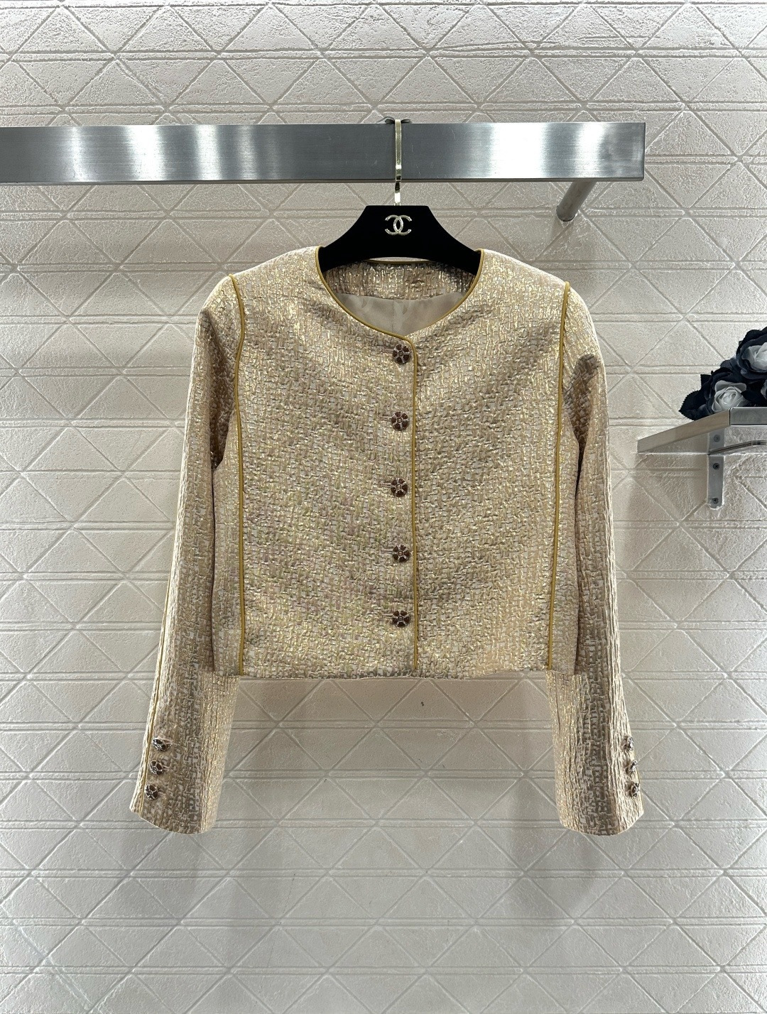 NO:713538,Chanel Chanel 26C series small fragrant jacket, classic tweed material, camel + gold piping, elegant retro temperament!  Short design + single-breasted, neat tailoring, perfect for autumn and winter wear. The tweed contains wool, which is warm and comfortable. It can be easily worn for commuting or formal occasions. Pair it with a skirt or jeans to easily switch styles. It is a must-have and versatile item for autumn and winter wardrobes!  Size SML,,chanel,chanel,skirts,jeans,jackets & coats,19860909Chanel香奈儿26C系列小香风外套,经典花呢材质,驼色+金色滚边,优雅复古气质满分！短款设计+单排扣,剪裁利落,秋冬穿搭超适合,花呢含羊毛,保暖又舒适,通勤或正式场合都能轻松驾驭,搭配裙装或牛仔裤,轻松切换风格,是秋冬衣橱必备百搭单品！码数SML,,chanel,chanel,skirts,jeans,jackets & coats,,Women's clothing
