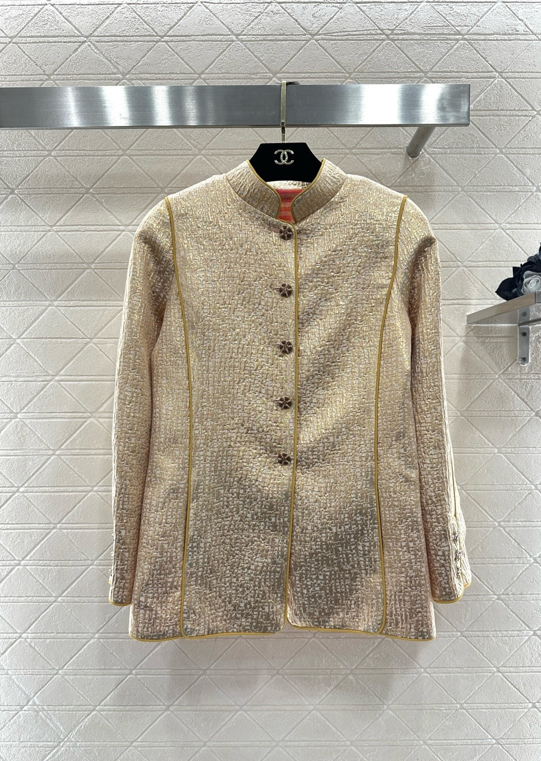 NO:713556,Chanel 2026 early spring vacation series gold Chinese style jacket, classic tweed material, gold trim + Chinese stand collar, perfect fusion of oriental charm and modern fashion, embellished with metal flower buttons, exquisite details, neat tailoring, suitable for formal occasions or high-end events. Gold symbolizes wealth and elegance. It goes well with Chinese style or modern simple items, easily showing unique taste and aura!  Size SML,,chanel,jackets & coats,19860909Chanel 2026早春度假系列金色中式外套,经典粗花呢材质,金色镶边+中式立领,东方韵味与现代时尚完美融合,金属花朵纽扣点缀,细节精致,剪裁利落,适合正式场合或高端活动穿搭,金色象征富贵与典雅,搭配中式或现代简约单品都很出彩,轻松展现独特品味与气场！码数SML,,chanel,jackets & coats,,Women's clothing