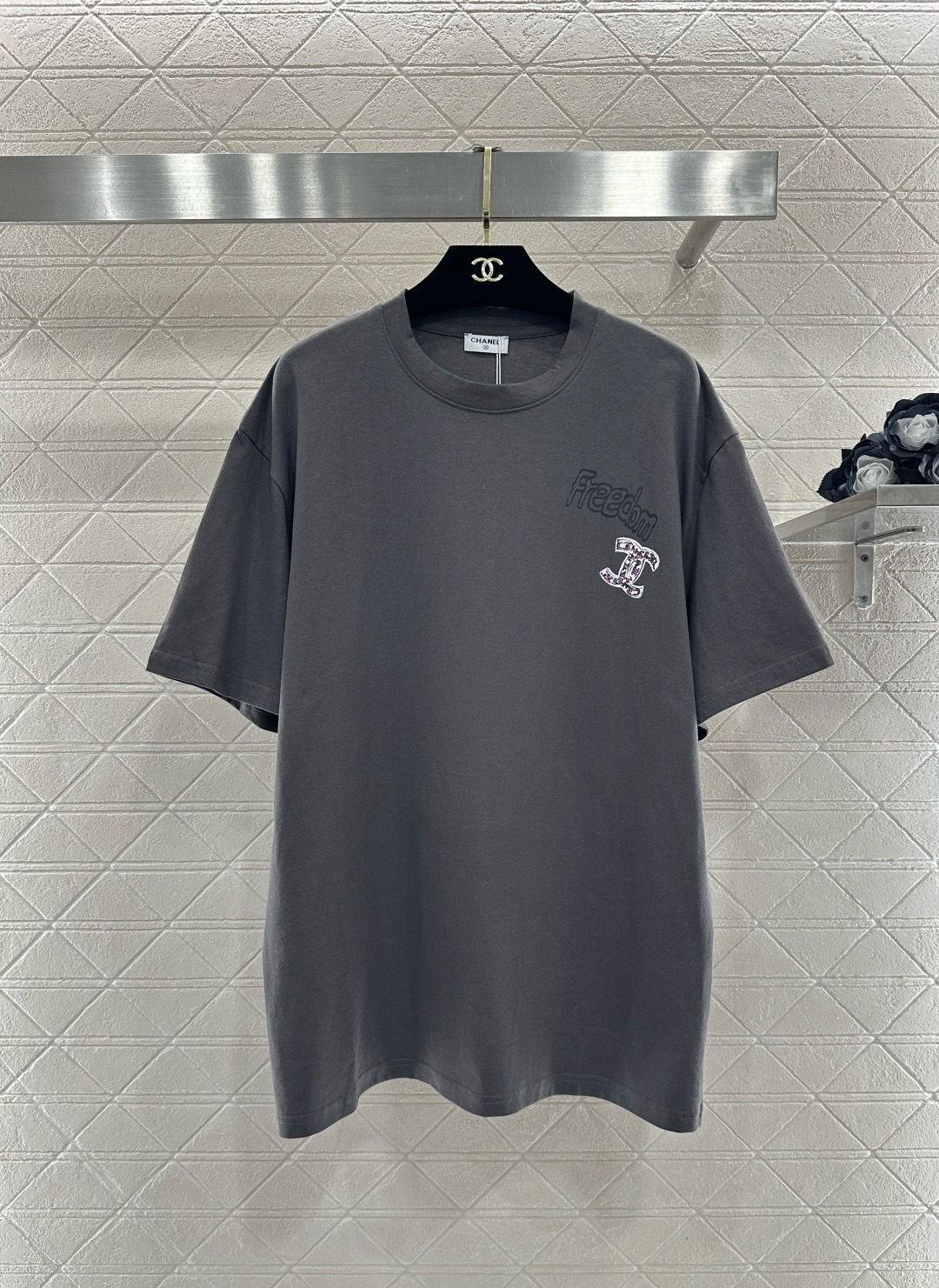 NO:713539,Chanel gray loose short-sleeved T-shirt. This gray loose short-sleeved T-shirt is made of pure cotton fabric. It is breathable and comfortable. It is very suitable for summer wear. It has 'freedom' letters on the chest + cartoon pattern. It is simple and personalized. The loose version can accommodate a variety of body types. It is OK to match casual pants and jeans. It is easy to get a lazy style. It can be worn in daily life, sports and outdoor. It is practical and fashionable!  Size SML,,chanel,jeans,T-shirt,tees,t-shirt,19860909Chanel灰色宽松短袖T恤,这款灰色宽松短袖T恤采用纯棉面料,透气舒适,夏天穿超合适,胸前“freedom”字母+卡通图案,简约又有个性,宽松版型,包容多种身材,随便搭配休闲裤、牛仔裤都很OK,轻松get慵懒风穿搭,日常、运动、户外都能hold住,实用又时髦！码数SML,,chanel,jeans,T-shirt,tees，t-shirt,,Women's clothing