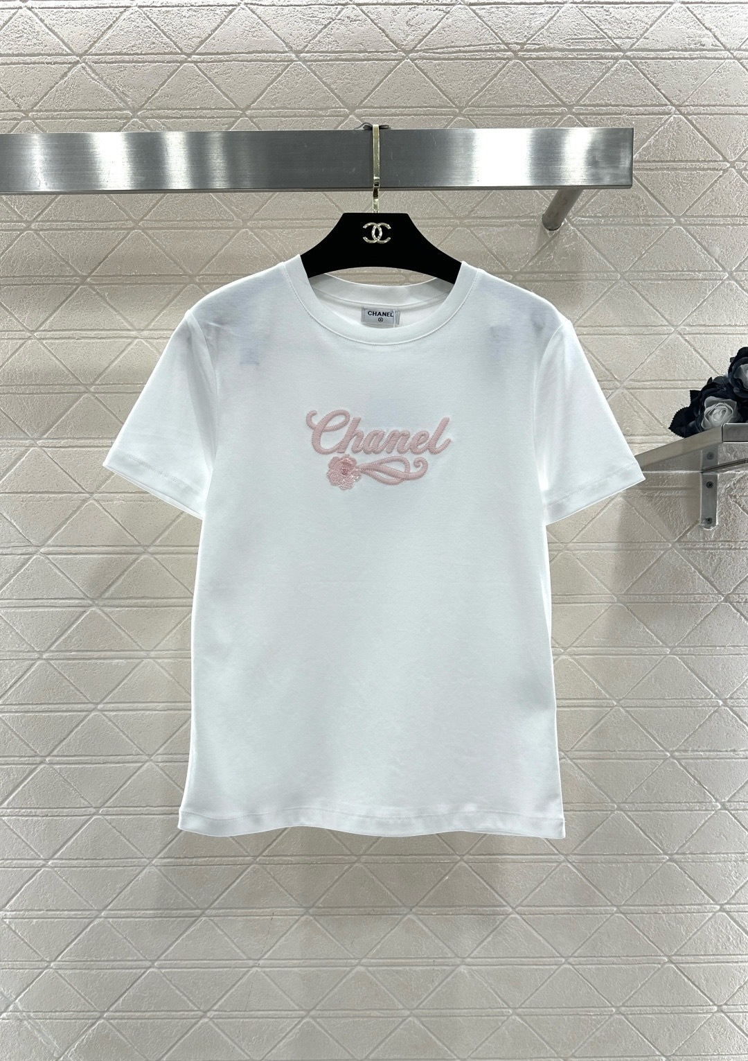 NO:713517,Chanel letter-printed short-sleeved T-shirt. Chanel's letter-printed short-sleeved T-shirt is made of pure cotton. It is soft and comfortable and suitable for daily wear. The white version has pink 'Chanel' words + floral patterns, while the black version has white fonts. It is simple and recognizable. The round neck design is super versatile in spring and summer. It looks great with jeans or skirts, and can easily create a casual fashion sense!  Size SML,,chanel,chanel,skirts,jeans,T-shirt,tees,t-shirt,19860909Chanel字母印花短袖T恤,香奈儿这款字母印花短袖T恤,采用纯棉材质,柔软舒适,适合日常穿着,白色款配粉色“Chanel”字样+花卉图案,黑色款则是白色字体,简约又有辨识度,圆领设计,春夏季节超百搭,无论配牛仔裤还是半身裙都很出彩,轻松打造休闲时尚感！ 码数SML,,chanel,chanel,skirts,jeans,T-shirt,tees，t-shirt,,Women's clothing