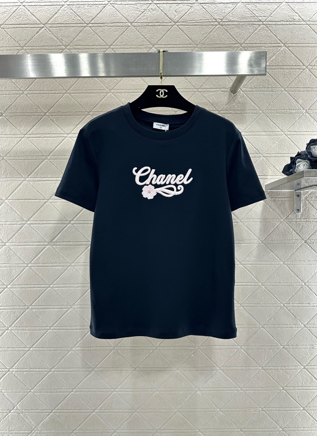 NO:713511,Chanel letter-printed short-sleeved T-shirt. Chanel's letter-printed short-sleeved T-shirt is made of pure cotton. It is soft and comfortable and suitable for daily wear. The white version has pink 'Chanel' words + floral patterns, while the black version has white fonts. It is simple and recognizable. The round neck design is super versatile in spring and summer. It looks great with jeans or skirts, and can easily create a casual fashion sense!  Size SML,,chanel,chanel,skirts,jeans,T-shirt,tees,t-shirt,19860909Chanel字母印花短袖T恤,香奈儿这款字母印花短袖T恤,采用纯棉材质,柔软舒适,适合日常穿着,白色款配粉色“Chanel”字样+花卉图案,黑色款则是白色字体,简约又有辨识度,圆领设计,春夏季节超百搭,无论配牛仔裤还是半身裙都很出彩,轻松打造休闲时尚感！ 码数SML,,chanel,chanel,skirts,jeans,T-shirt,tees，t-shirt,,Women's clothing