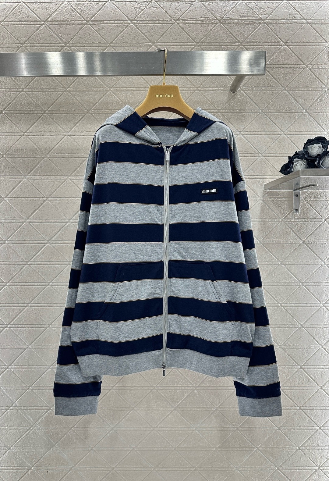 NO:713520,MiuMiu 2026 early spring series striped zipper hoodie, gray and blue wide stripe design, fine gold thread outline is very recognizable, pure cotton material is soft and smooth, loose fit can be easily controlled by men and women, casual and fashionable, zipper cardigan + hood design, very practical for daily wear or outdoor, easy to create MIU style, comfortable and stylish, it is one of the popular items in the early spring series!  ,,miumiu,hats,19860909MiuMiu2026早春系列条纹拉链帽衫,灰蓝宽条纹设计,细金线勾边超有辨识度,纯棉材质柔软顺滑,宽松版型男女都能轻松驾驭,休闲又时髦,拉链开衫+连帽设计,日常穿搭或户外都很实用,轻松打造MIU系风格,舒适又有型,是早春系列热门单品之一！,,miumiu,hats,,Women's clothing