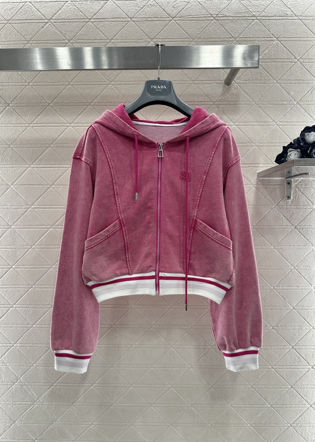 NO:713547,Alexander Wang's early spring collection of distressed washed sports suits includes a hooded zipper sweatshirt + wide-leg trousers. It is made of soft cotton fabric. The washed distressed process brings unique gradient colors and retro textures, and is comfortable to the skin. The sweatshirt has a zipper, hood, large pockets, and contrasting stripes on the cuffs and hem. It is highly recognizable. The wide-leg pants are loosely cut and have an elastic waist design, which makes them comfortable to wear without restraint. Available in pink and blue, it can be easily managed in daily casual or street style, comfortable and stylish!  Size SML,,hoodie,sweatshirts,hats,19860909Alexander Wang早春系列做旧水洗运动套装,包含连帽拉链卫衣+阔腿长裤,采用柔软棉质面料,水洗做旧工艺带来独特渐变色彩和复古质感,触感亲肤舒适,卫衣有拉链、连帽、大口袋,袖口和下摆撞色条纹点缀,辨识度满分,阔腿裤宽松剪裁,松紧腰设计,穿着自在无束缚.粉色和蓝色可选,日常休闲、街头风都能轻松驾驭,舒适又有型！码数SML,,hoodie,sweatshirts,hats,,Women's clothing