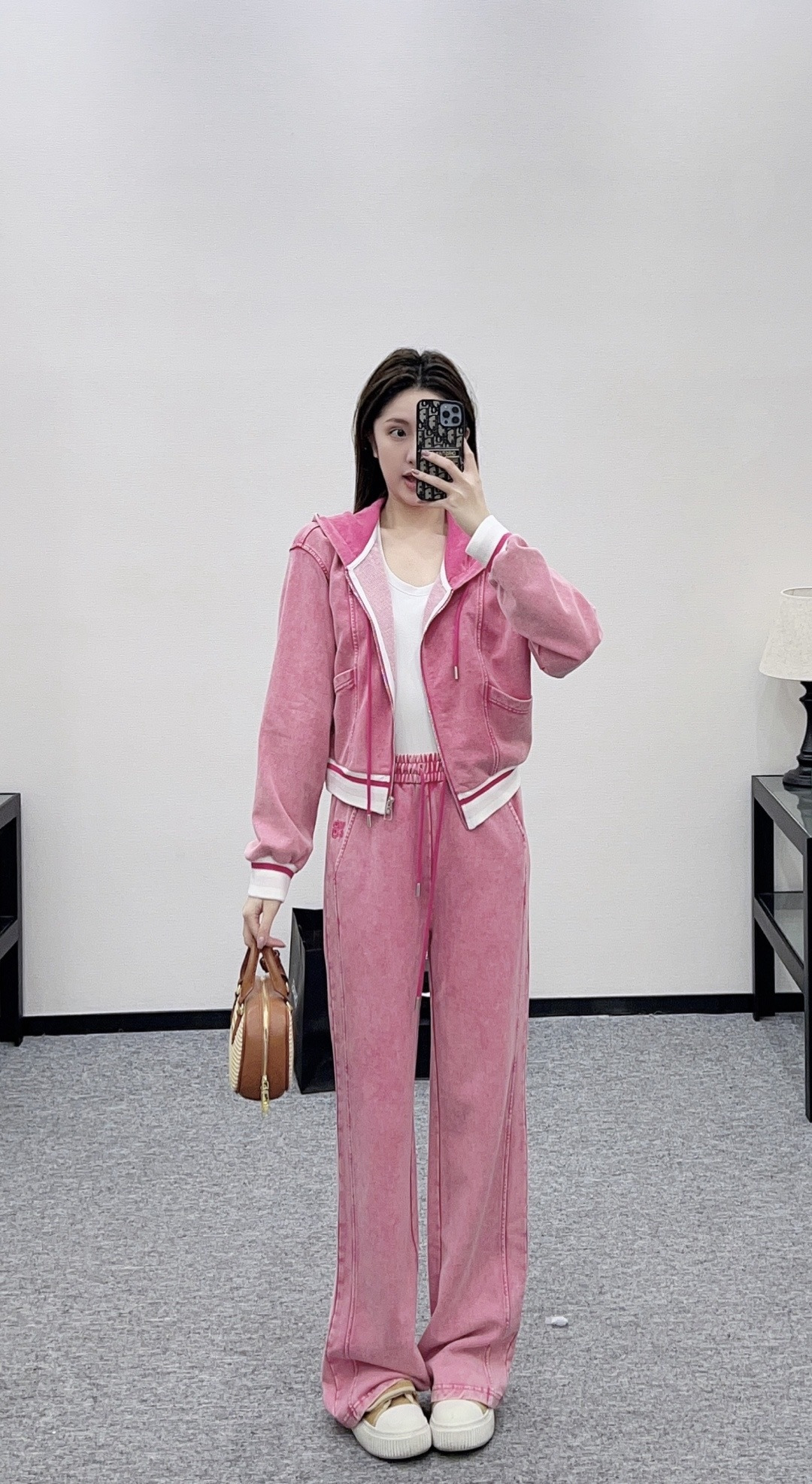 NO:713549,,,19860909,,,Women's clothing