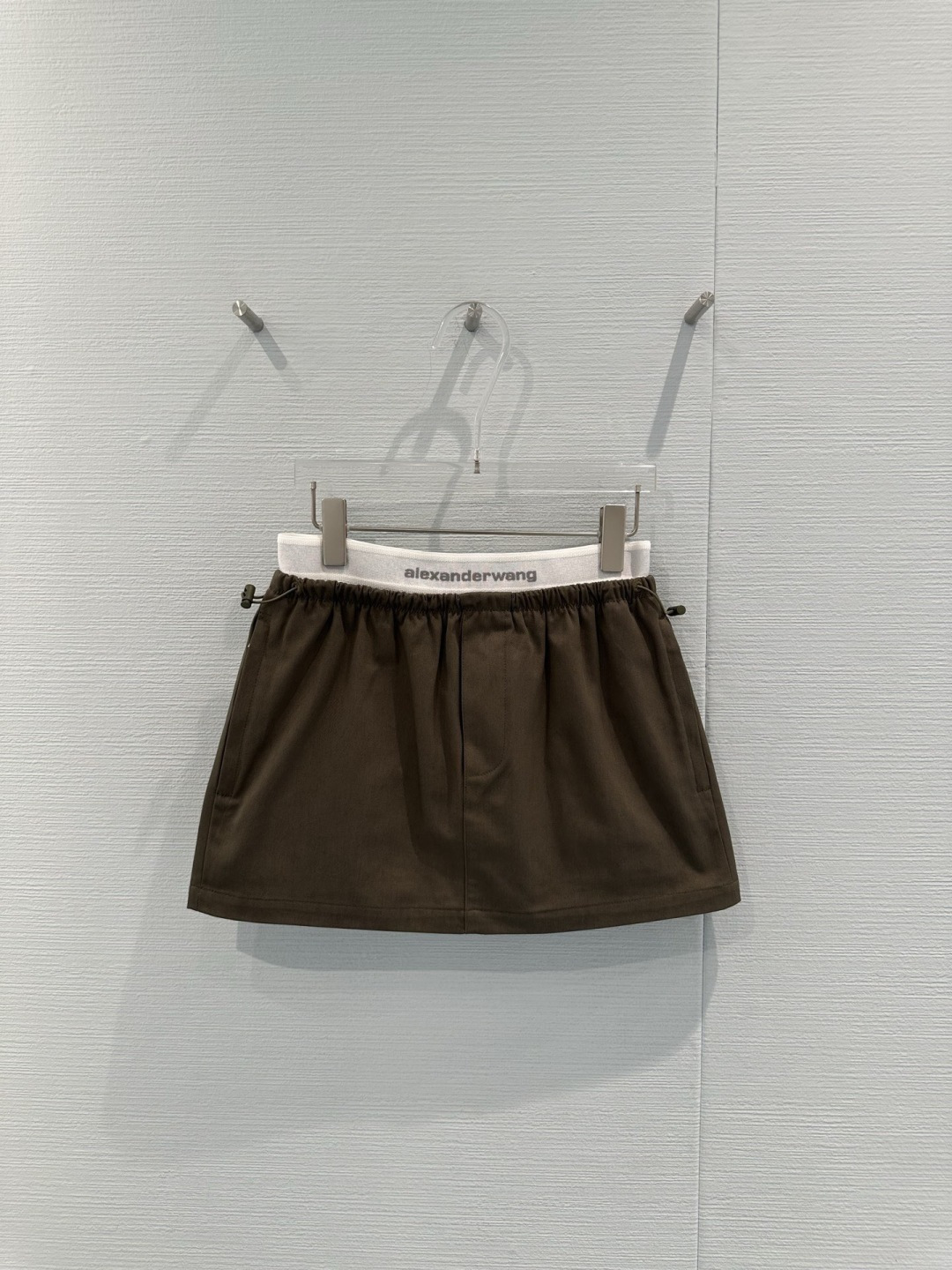 NO:713558,Alexander Wang workwear short skirt, high-waisted A-line version, lightweight fabric, available in khaki and army green, elastic waist + drawstring design, practical and personalized, brand logo embellishment is very recognizable, the skirt length is moderate, it can be easily managed in daily casual or street style, it looks great with sweaters and shirts, and it is easy to create a fashionable and layered look!  Size SML,,hoodie,sweatshirts,skirts,shirts,19860909Alexander Wang工装短裙,高腰A字版型,轻质面料,卡其色和军绿色可选,腰部松紧+抽绳设计,实用又有个性,品牌Logo点缀超有辨识度,裙长适中,日常休闲或街头风都能轻松驾驭,搭配卫衣、衬衫都很出彩,轻松打造时髦层次感穿搭！ 码数SML,,hoodie,sweatshirts,skirts,shirts,,Women's clothing