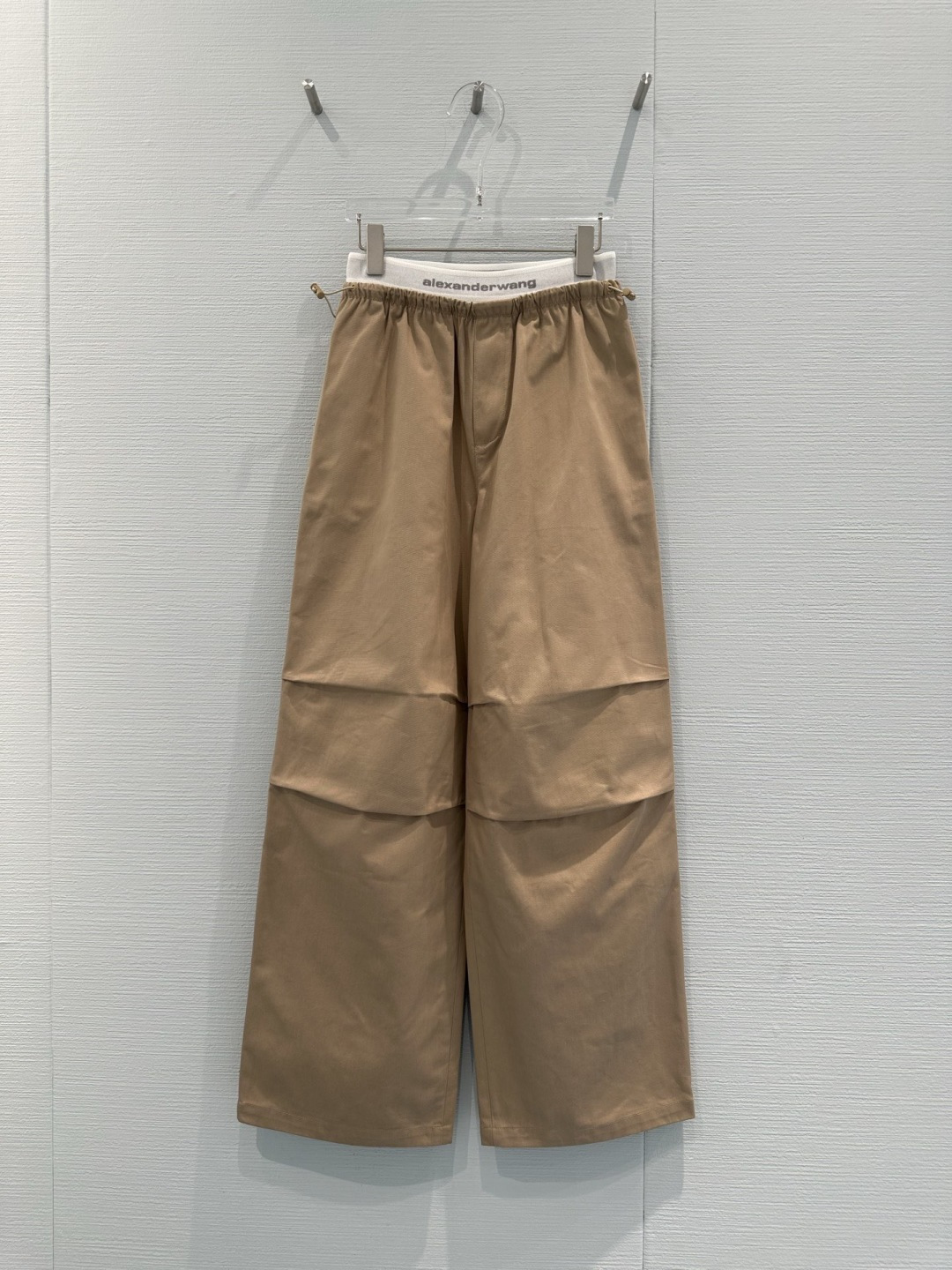 NO:713521,Alexander Wang's 2026 new three-color overalls, these overalls have a loose wide-leg design, lightweight cotton and super breathable, which are good for daily wear or outdoor use. The waist elastic band + drawstring are comfortable and practical. The trousers are loose and straight, with a casual street feel. The khaki color is versatile and can be easily integrated into American retro or casual style. The large pockets on both sides are super versatile. It has both design and practicality. It is a must-have item for trendy wear!  Code number SML,,alexander wang,19860909Alexander Wang亚历山大王2026新款三色工装裤,这款工装裤,宽松阔腿设计,轻质棉料超透气,日常穿搭或户外都很OK,腰部松紧带+抽绳,舒适又实用,裤脚宽松直筒,随性街头感满分,卡其色百搭,轻松融入美式复古或休闲风,两侧大口袋超能装,兼具设计感与实用性,是潮流穿搭必备单品！ 码数SML,,alexander wang,,Women's clothing