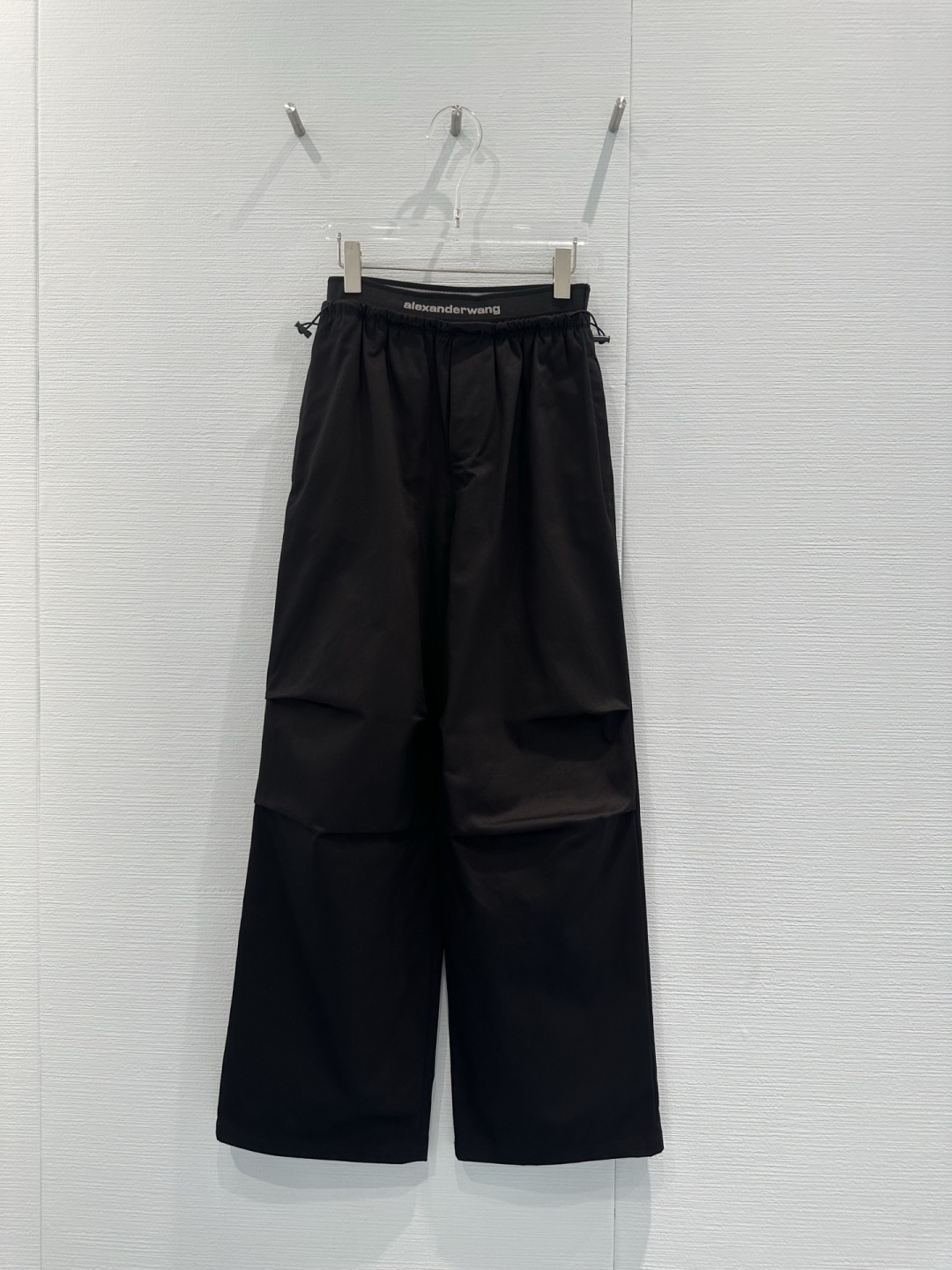 NO:713525,Alexander Wang's 2026 new three-color overalls, these overalls have a loose wide-leg design, lightweight cotton and super breathable, which are good for daily wear or outdoor use. The waist elastic band + drawstring are comfortable and practical. The trousers are loose and straight, with a casual street feel. The khaki color is versatile and can be easily integrated into American retro or casual style. The large pockets on both sides are super versatile. It has both design and practicality. It is a must-have item for trendy wear!  Code number SML,,alexander wang,19860909Alexander Wang亚历山大王2026新款三色工装裤,这款工装裤,宽松阔腿设计,轻质棉料超透气,日常穿搭或户外都很OK,腰部松紧带+抽绳,舒适又实用,裤脚宽松直筒,随性街头感满分,卡其色百搭,轻松融入美式复古或休闲风,两侧大口袋超能装,兼具设计感与实用性,是潮流穿搭必备单品！ 码数SML,,alexander wang,,Women's clothing