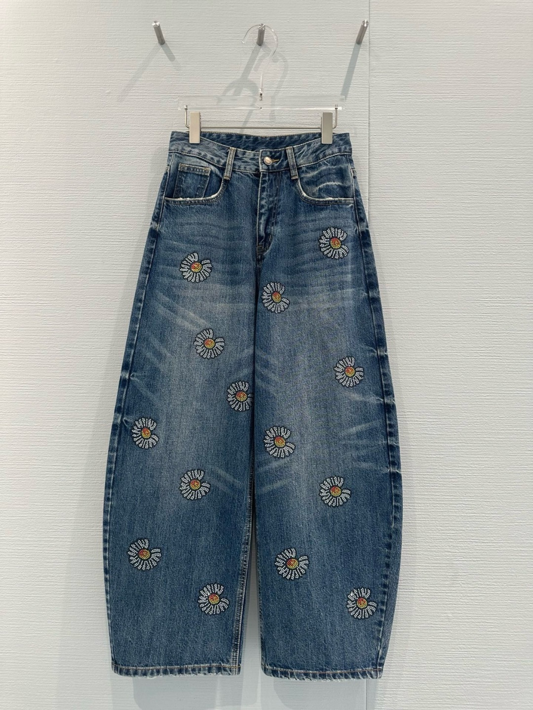 NO:713529,CHEERi UPi 2026 spring and summer series daisy perm jeans, washed distressed blue denim, embellished with daisy perm, childlike and retro, loose wide-leg tailoring, modified leg shape, comfortable and casual, easy to control in daily or street style, paired with two fake T-shirts or simple tops, full of lazy atmosphere, high collection value!  Code number SML,,jeans,tees,t-shirt,19860909CHEERi UPi 2026春夏系列雏菊烫钻牛仔裤,水洗做旧蓝色牛仔布,点缀雏菊烫钻,童趣又复古,宽松阔腿剪裁,修饰腿型,舒适随性,日常或街头风都能轻松驾驭,搭配假两件T恤或简约上衣,慵懒氛围感满分,收藏价值up！码数SML,,jeans,tees，t-shirt,,Women's clothing