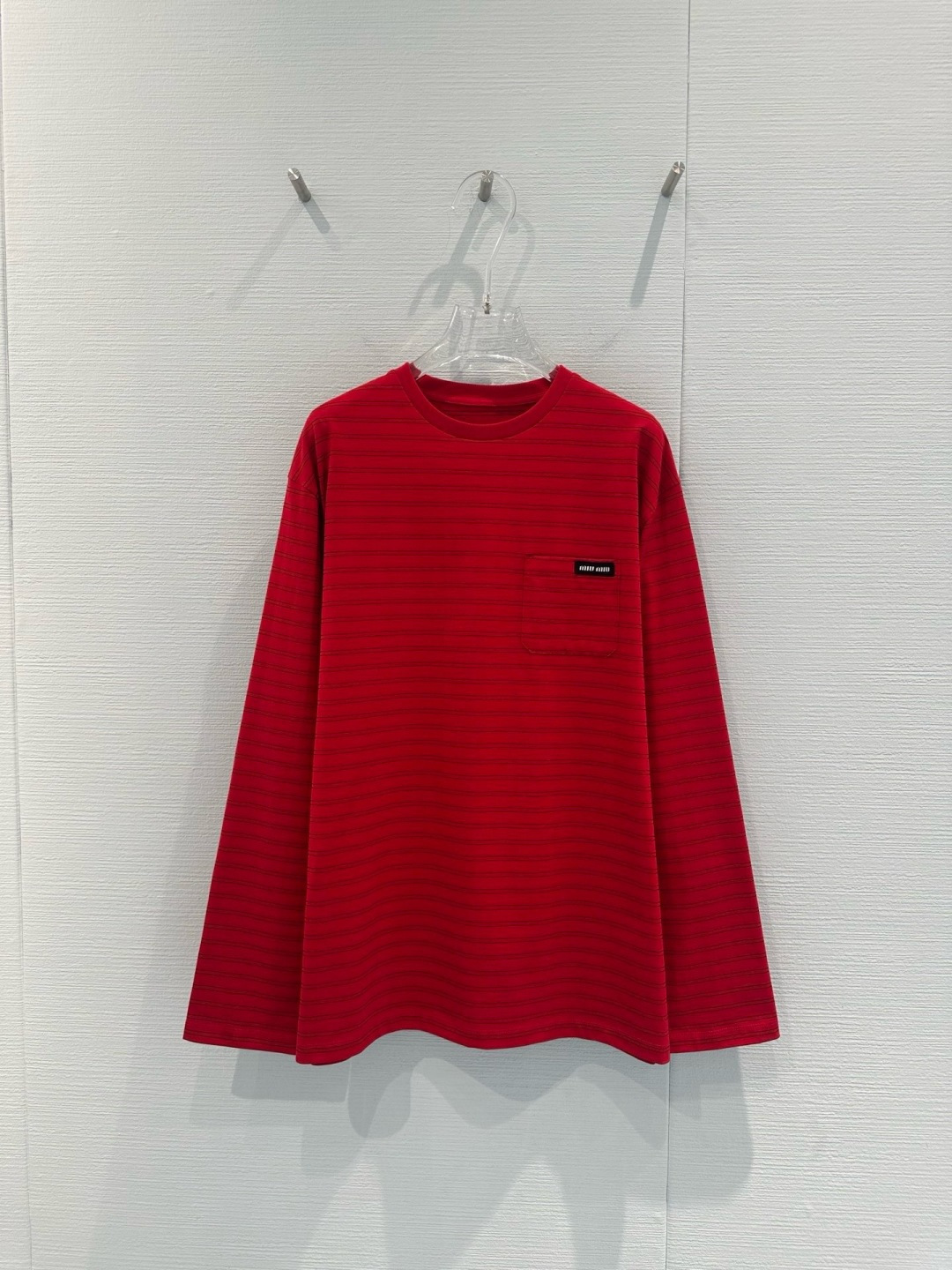 NO:713532,MiuMiu New Year limited red striped long-sleeved T-shirt, bright red with black pinstripes, simple and high-end, soft knitted fabric, comfortable to wear, loose fit + small chest pocket, practical and detailed, limited to Chinese New Year, meaning prosperous and full of festive atmosphere, can be easily used for daily commuting and holiday parties, looks great with jeans or skirts, easy to create a fashionable look!  Size SML,,miumiu,skirts,jeans,tees,t-shirt,19860909MiuMiu新年限定红条纹长袖T恤,鲜艳红色配黑色细条纹,简约又高级,柔软针织面料,穿着舒适,宽松版型+胸前小口袋,实用又有细节感,中国新年限定,寓意红红火火,节日氛围感拉满,日常通勤、节日聚会都能轻松驾驭,搭配牛仔裤或半裙都很出彩,轻松打造时尚造型！码数SML,,miumiu,skirts,jeans,tees，t-shirt,,Women's clothing
