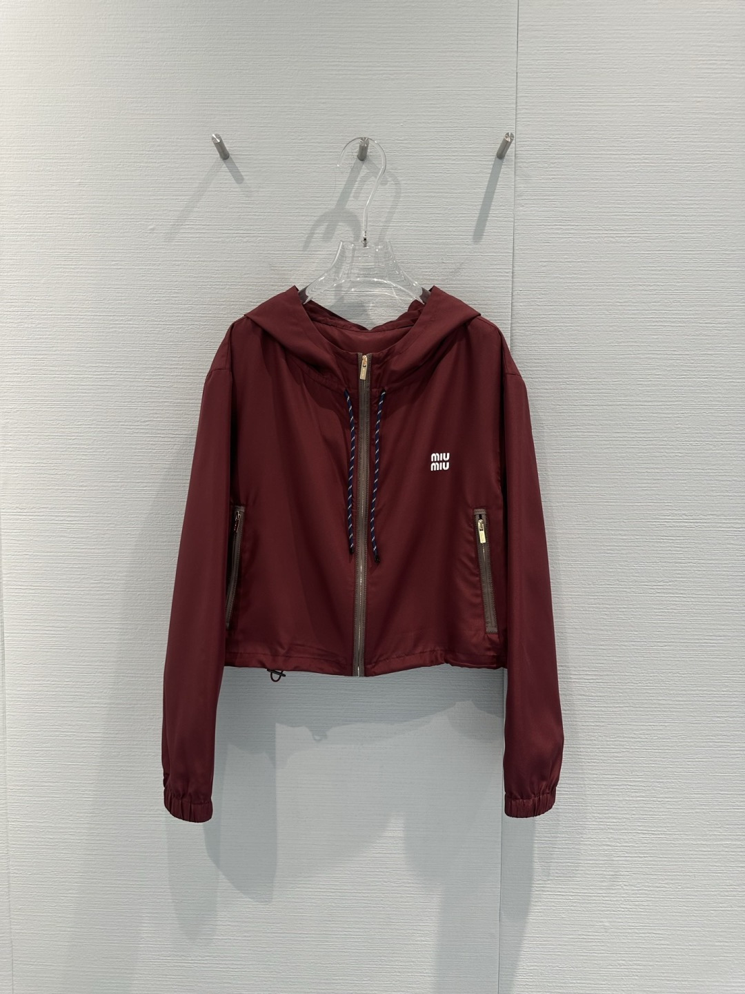 NO:715142,MiuMiu 2026 early spring series burgundy hooded jacket, short design + lightweight fabric, very suitable for spring and autumn, zipper closure + zipper pockets on both sides, practical and fashionable, burgundy low-key luxury, workwear style tailoring, retro and straightforward, looks great with sports pants or skirts, can be easily used for daily commuting and casual outings, it is a versatile item in many seasons!  Size SML,,miumiu,skirts,jackets & coats,hats,19860909MiuMiu2026早春系列酒红色连帽夹克,短款设计+轻质面料,春秋穿超合适,拉链开合+两侧拉链口袋,实用又时髦,酒红色低调奢华,工装风剪裁,复古又率性,搭配运动裤或裙装都很出彩,日常通勤、休闲出街都能轻松驾驭,是多季节百搭单品！码数SML,,miumiu,skirts,jackets & coats,hats,,Women's clothing