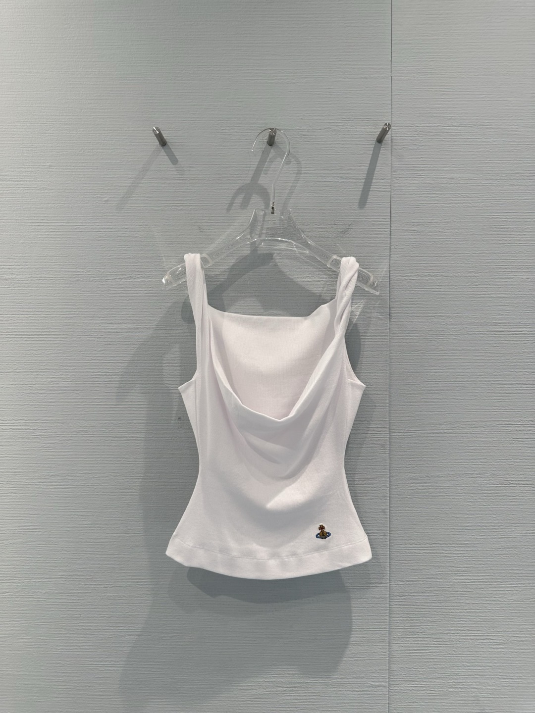 NO:715148,Vivienne Westwood Queen Mother White Swing Neck Vest This white swing collar vest is a new product in the 26S early spring series. It is made of soft cotton fabric and is comfortable and close-fitting to wear. The swing collar design modifies the neck line and adds elegance. The small logo embroidery on the hem is highly recognizable. The sleeveless cut is versatile for wearing alone or layered in summer and can easily create a variety of styles. The H-shaped figure can also wear the waistline, which is suitable for daily commuting and leisure occasions!  Code number SML,,19860909Vivienne Westwood西太后白色荡领背心这款白色荡领背心是 26S早春系列新品,采用柔软棉质面料,穿着舒适贴身,荡领设计修饰颈部线条,增添优雅气质,下摆小徽标刺绣超有辨识度,无袖剪裁,夏天单穿或内搭都很百搭,轻松打造多种风格.H型身材也能穿出腰线,日常通勤、休闲场合都很适合哦！码数SML,,,Women's clothing