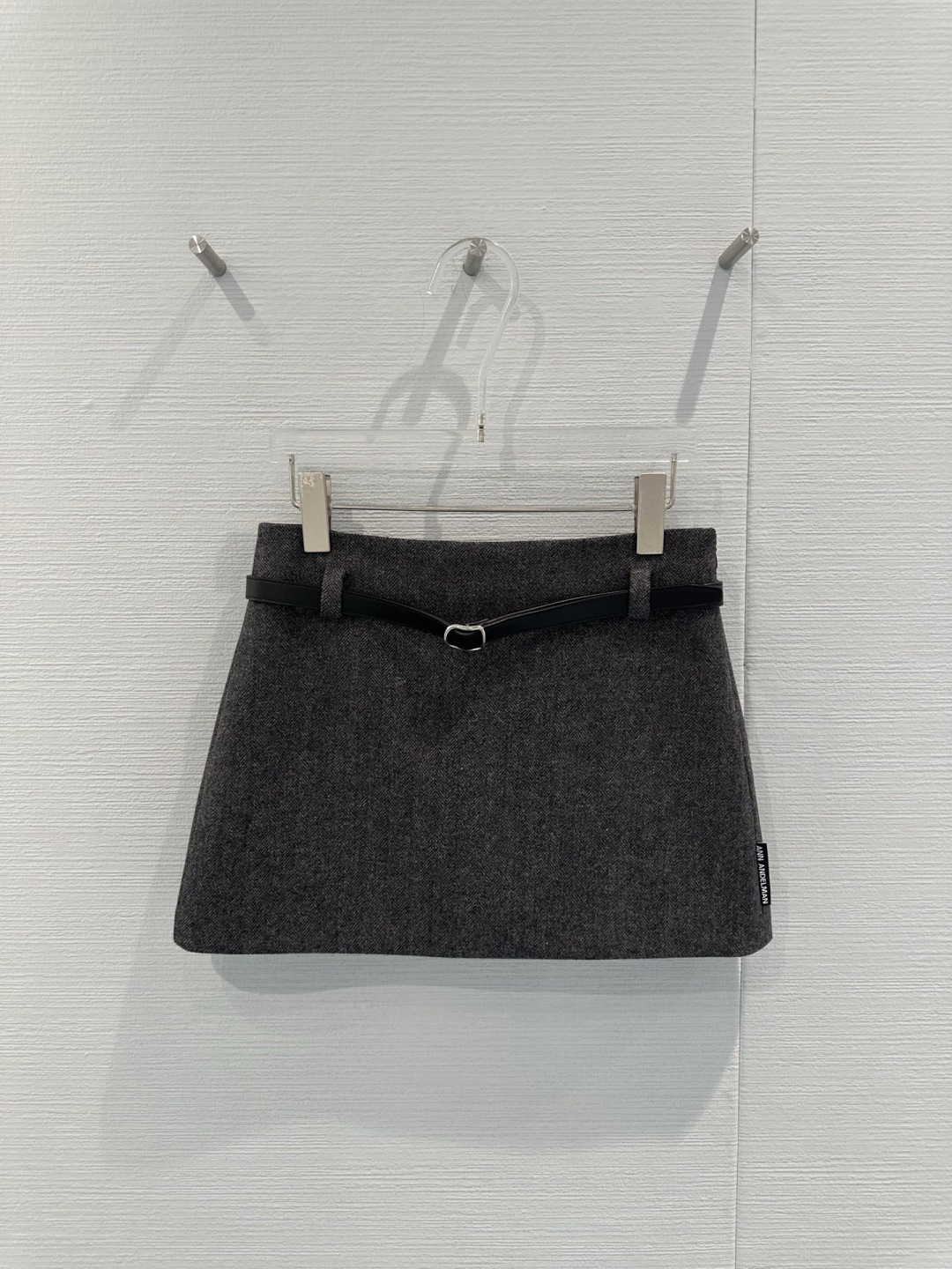 NO:715134,ANN ANDELMAN's new autumn and winter woolen hip-hugging short skirt, high-waisted design + straight cut, slim and slim, easily outlines the body curves, the woolen material is thick and warm, very suitable for autumn and winter wear, the belt design is practical and enhances the style, the light gray is versatile, it can be easily controlled in the workplace, paired with a sweater or suit jacket, you can easily get a retro temperament, it is a high-end fashion item, perfect texture!  Size SML,,skirts,jackets & coats,business suit,19860909ANN ANDELMAN秋冬新款毛呢包臀短裙,高腰设计+直筒剪裁,修身显瘦,轻松勾勒身材曲线,毛呢材质厚实保暖,秋冬穿搭超合适,腰带设计实用又提升造型感,浅灰色百搭,职场日常都能轻松驾驭,搭配针织衫或西装外套,轻松get复古气质风,属于高端时尚单品,质感满分！码数SML,,skirts,jackets & coats,business suit,,Women's clothing