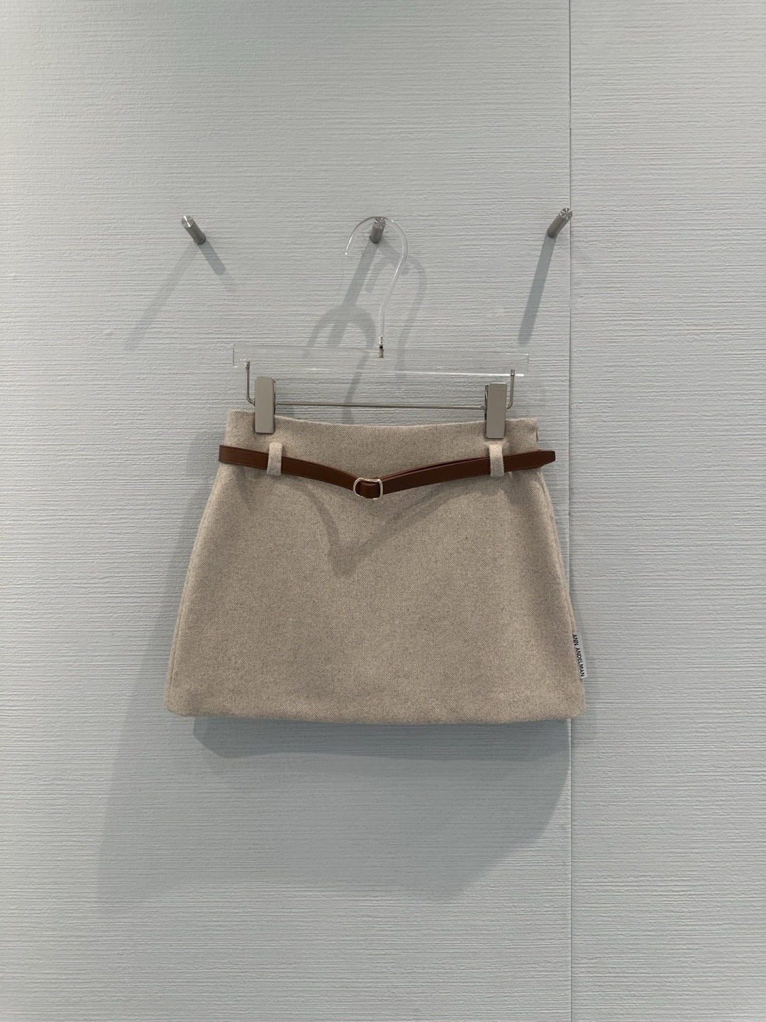 NO:717486,ANN ANDELMAN's new autumn and winter woolen hip-hugging short skirt, high-waisted design + straight cut, slim and slim, easily outlines the body curves, the woolen material is thick and warm, very suitable for autumn and winter wear, the belt design is practical and enhances the style, the light gray is versatile, it can be easily controlled in the workplace, paired with a sweater or suit jacket, you can easily get a retro temperament, it is a high-end fashion item, perfect texture!  Size SML,,skirts,jackets & coats,business suit,19860909ANN ANDELMAN秋冬新款毛呢包臀短裙,高腰设计+直筒剪裁,修身显瘦,轻松勾勒身材曲线,毛呢材质厚实保暖,秋冬穿搭超合适,腰带设计实用又提升造型感,浅灰色百搭,职场日常都能轻松驾驭,搭配针织衫或西装外套,轻松get复古气质风,属于高端时尚单品,质感满分！码数SML,,skirts,jackets & coats,business suit,,Women's clothing