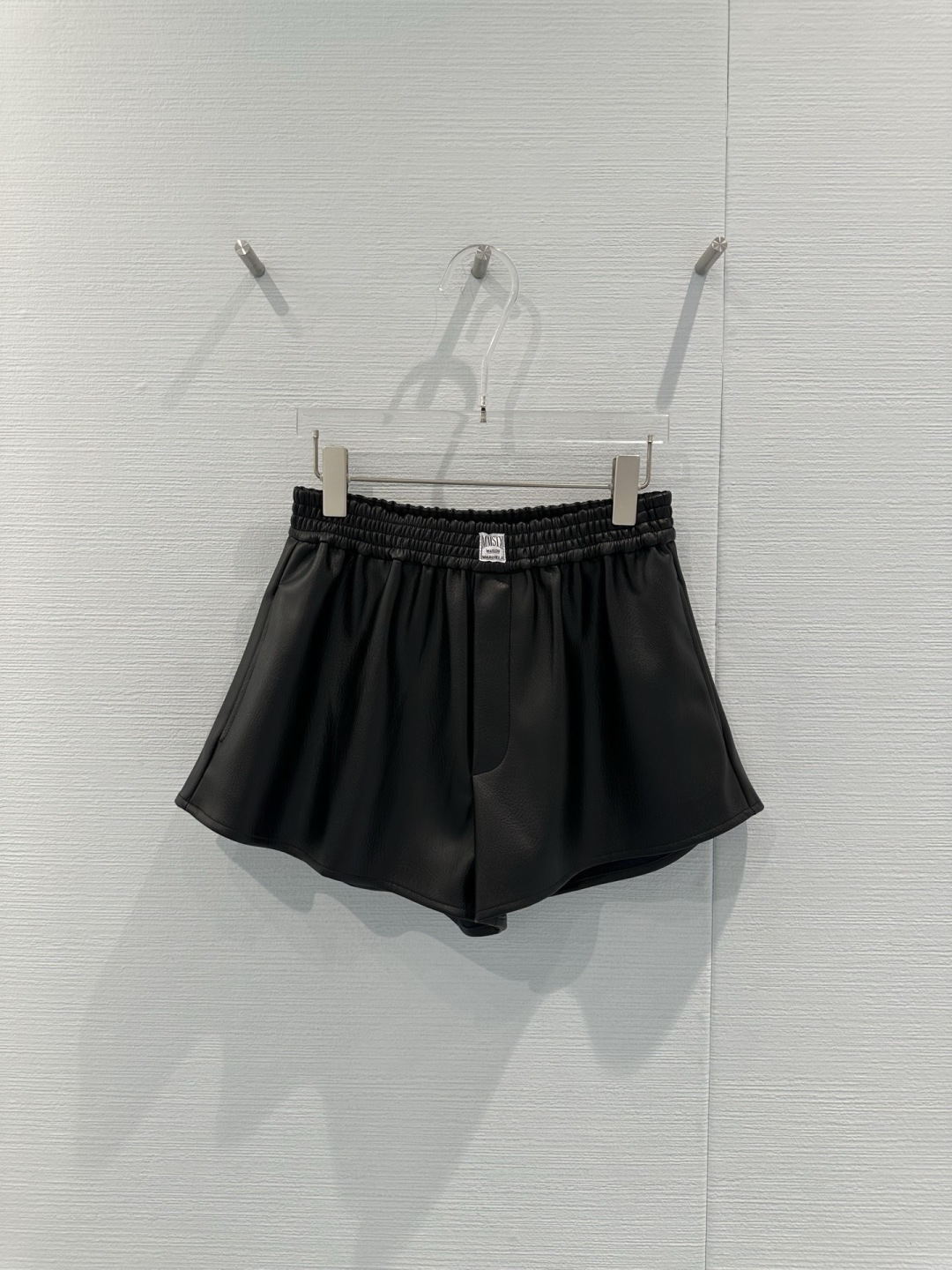 NO:715140,MM6 Margiela black PU leather shorts, the matte PU material is soft and shiny, the elastic waist design is super comfortable, suitable for a variety of body types, the loose wide-leg version + side slits are fashionable and show long legs, the high-waist design optimizes the proportions, they look great with sweaters, shirts or jackets, you can easily create a sweet cool or simple style, warm and fashionable in autumn and winter, it is a versatile and practical fashion item!  Size SML,,masion margiela,masion margiela,shorts,jackets & coats,sweaters,shirts,19860909MM6马吉拉黑色PU皮短裤,哑光PU材质柔软有光泽,松紧腰设计超舒适,适合多种身材,宽松阔腿版型+侧边开叉,时髦又显腿长,高腰设计优化比例,搭配毛衣、衬衫或外套都很出彩,轻松打造甜酷或简约风,秋冬季节穿着保暖又时髦,是百搭实用的时尚单品！ 码数SML,,masion margiela,masion margiela,shorts,jackets & coats,sweaters,shirts,,Women's clothing