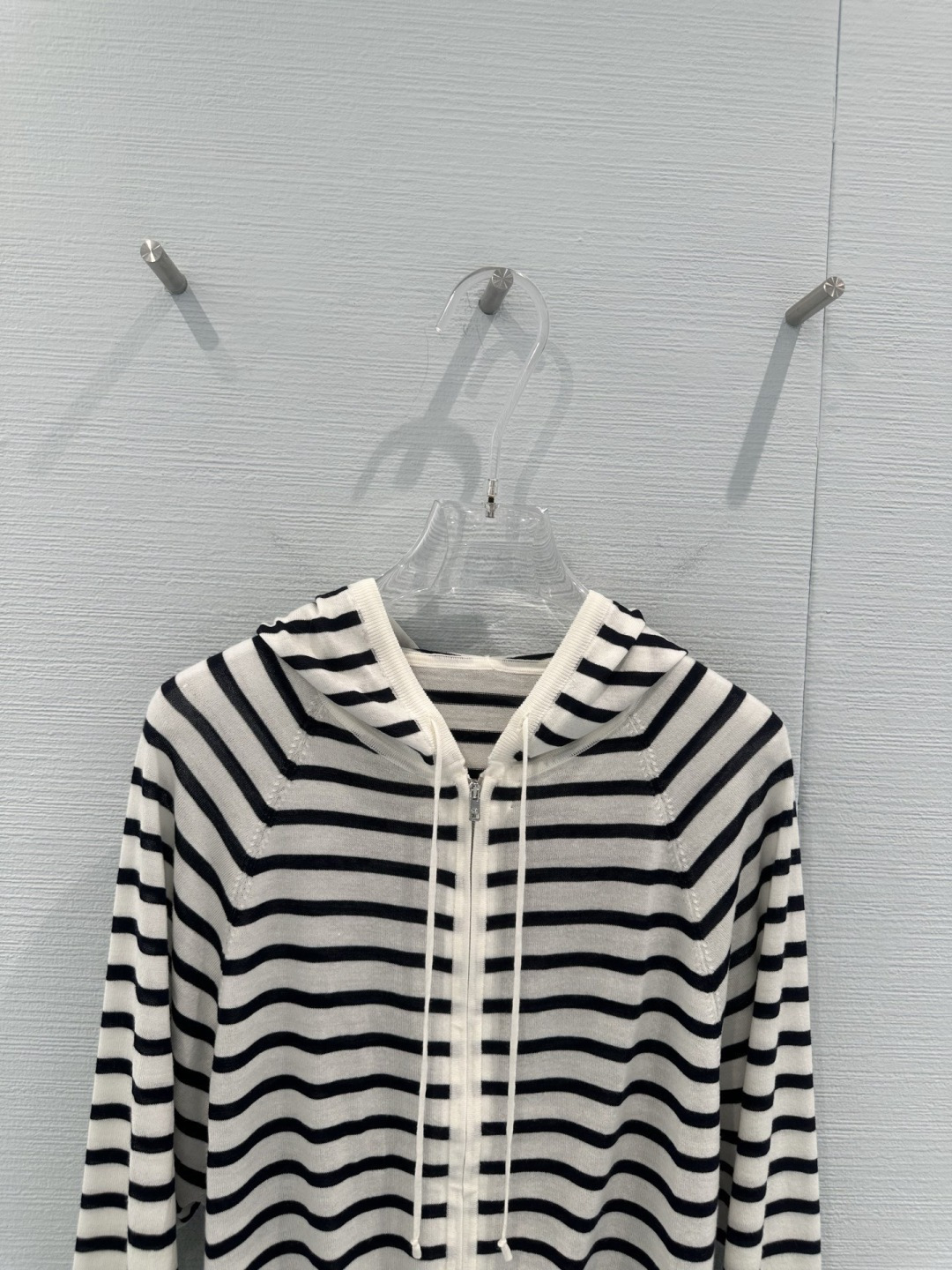 NO:715143,Dior black and white striped hooded knitted cardigan, this black and white striped hooded knitted cardigan, made of soft knitted fabric, is super comfortable to wear in spring and autumn, zipper design + hood, casual and practical, striped classic and versatile, can be easily controlled for commuting, leisure, and outdoor use, loose version, tolerant of various body types, it is OK to wear alone or layered with jeans and casual pants, you can easily get a lazy and casual style!  Code number SML,,dior,jeans,hats,19860909Dior黑白条纹连帽针织开衫,这款黑白条纹连帽针织开衫,柔软针织面料,春秋穿超舒服,拉链设计+连帽,休闲又实用,条纹经典百搭,通勤、休闲、户外都能轻松驾驭,宽松版型,包容多种身材,单穿或内搭都很OK,搭配牛仔裤、休闲裤,轻松get慵懒随性风！码数SML,,dior,jeans,hats,,Women's clothing