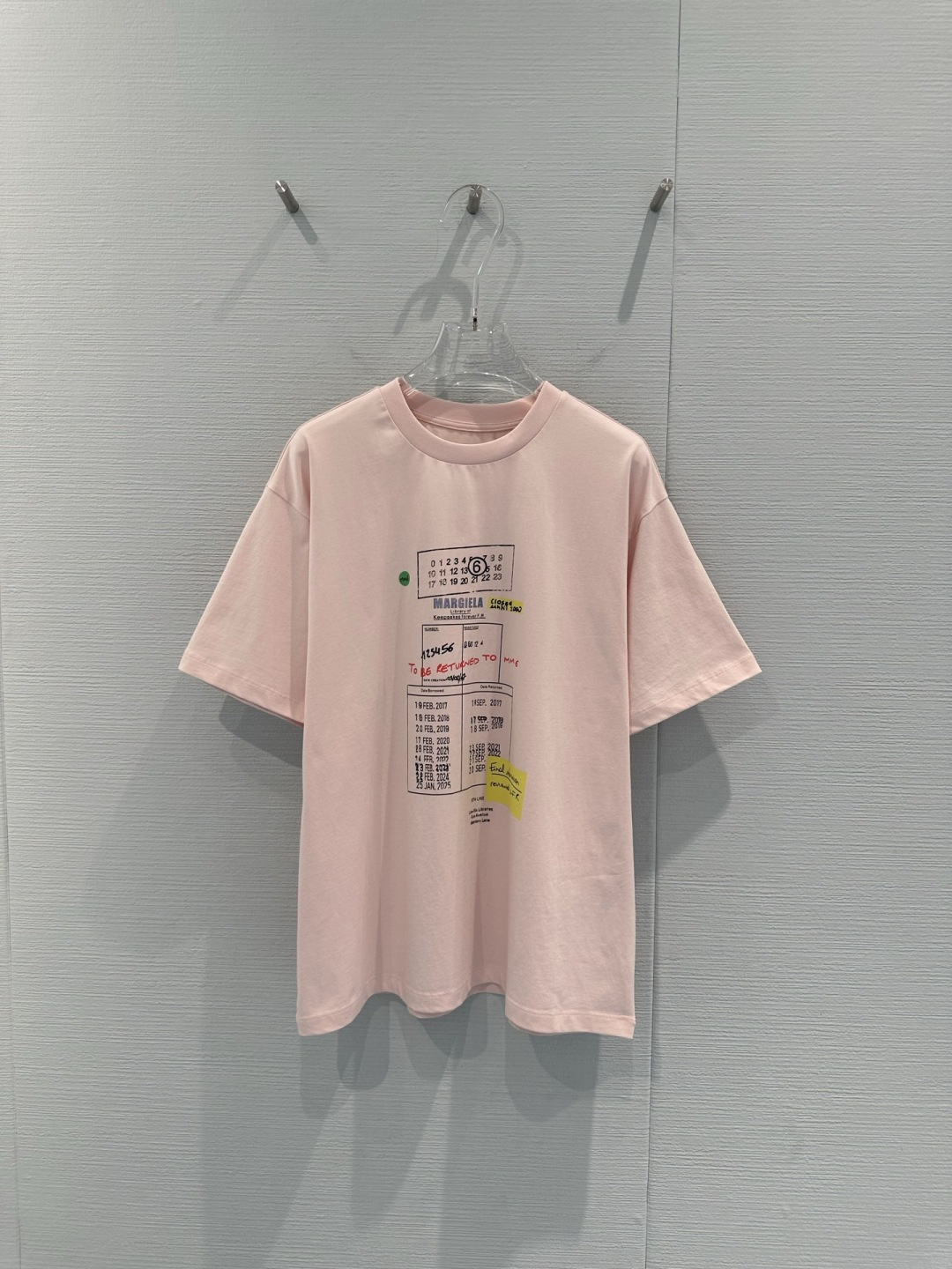 NO:715139,MM6 Library Ticket T-shirt MM6 Maison Margiela 2026 Early Spring Series T-shirt is inspired by library loan cards. The chest printing reproduces the archival style. The digital calendar, number sequence and handwritten annotations are very detailed. Pure cotton material, loose fit, unisex style, comfortable and fashionable. The printing combines brand history and avant-garde design, and the industrial style vision is very recognizable. It is suitable for daily wear or collection!  Size SML, masion margiela, tees, t-shirt,19860909MM6图书馆票据T恤 MM6 Maison Margiela 2026早春系列T恤,灵感来自图书馆借阅卡,胸前印花复刻档案风格,数字日历、编号序列和手写标注超有细节感.纯棉材质,宽松版型,男女同款,舒适又时髦.印花融合品牌历史与先锋设计,工业风视觉超有辨识度,日常穿搭或收藏都很适合！码数SML,,masion margiela,tees，t-shirt,,Women's clothing