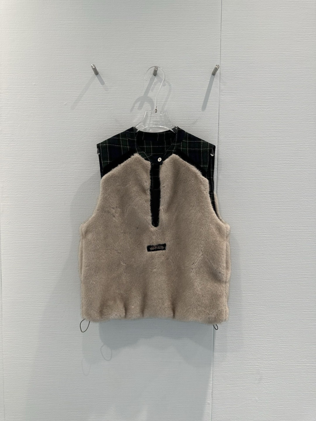 NO:717521,Marchen small silver fox vest, 25Holiday series, double-sided design is super practical, one side is made of soft imitation lamb wool, and the other side is color-blocked fabric + plaid, full of college style, the hem is elastic and adjustable, and fits the body shape. It is warm and fashionable for autumn and winter. The details include patch embroidery and brand logo, and the texture is online. Pair it with a shirt or sweater to easily create a layered look. It is suitable for commuting and leisure time!  Size SML,,sweaters,shirts,19860909Marchen小银狐背心马甲,25Holiday系列,双面穿设计超实用,一面是柔软仿羊羔毛,另一面是拼色织布+格纹,学院风满满,下摆松紧可调节,贴合身形,秋冬穿搭保暖又时髦,细节有贴布绣花和品牌标识,质感在线,搭配衬衫或毛衣,轻松打造层次感,通勤休闲都很适合哦！ 码数SML,,sweaters,shirts,,Women's clothing