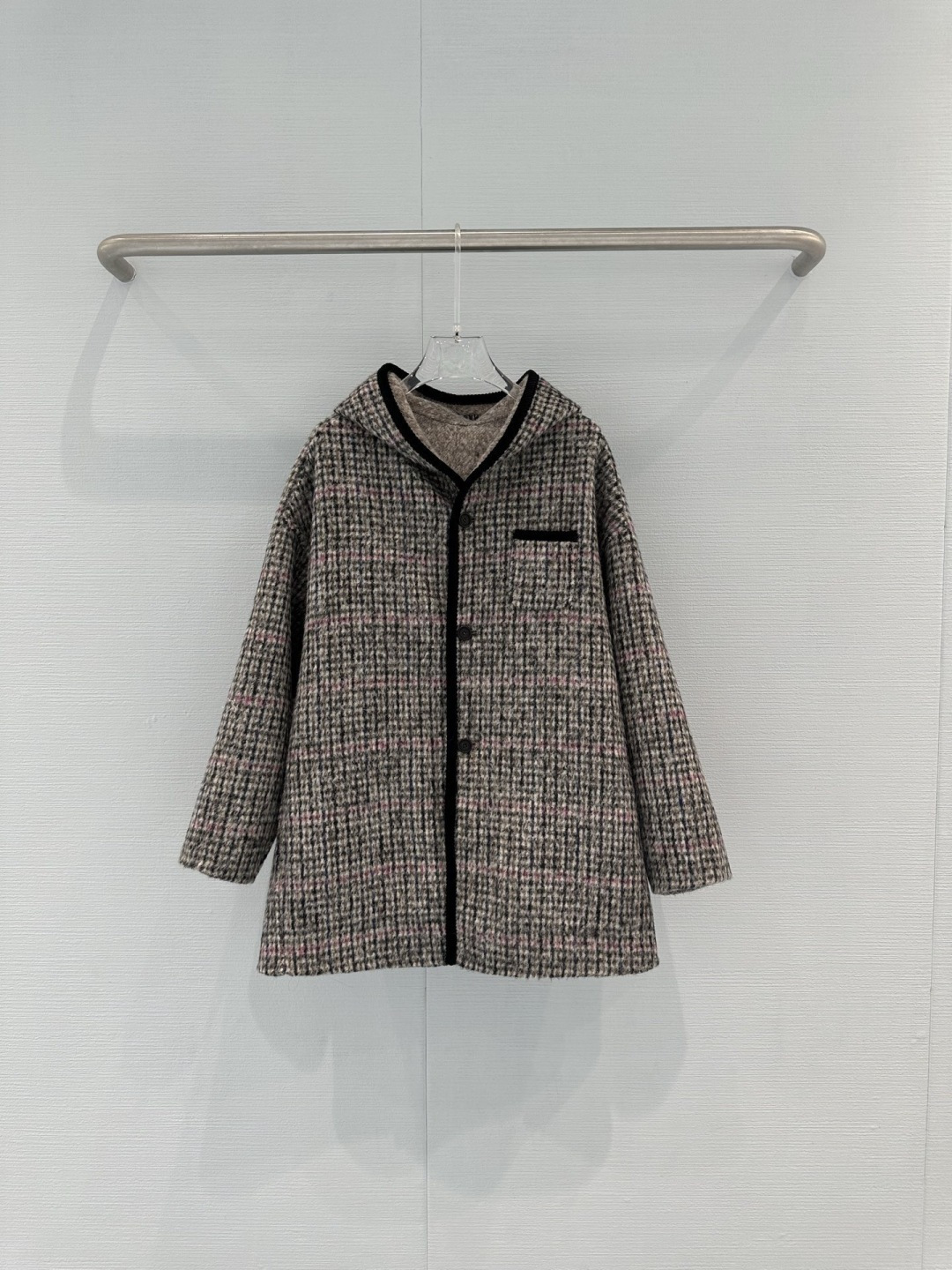 NO:715695,Marchen reading week coat, 25th autumn and winter holiday series, made of high-quality wool, double-sided design, practical and fashionable, light brown tone + black trim, simple and elegant, hooded design is perfect for autumn and winter warmth, lined with plaid, full of details, full of retro feel, loose fit + large pockets, easy to use for commuting and leisure, it is a must-have and versatile item for autumn and winter wardrobes!  Code number SML,,hats,19860909Marchen阅读周大衣,25秋冬假日系列,采用高品质毛呢,双面可穿设计,实用又时髦,浅棕色调+黑色边饰,简约优雅,连帽设计超适合秋冬保暖,内衬格纹,细节满满,复古感拉满,宽松版型+大口袋,通勤休闲都能轻松驾驭,是秋冬衣橱必备百搭单品！ 码数SML,,hats,,Women's clothing