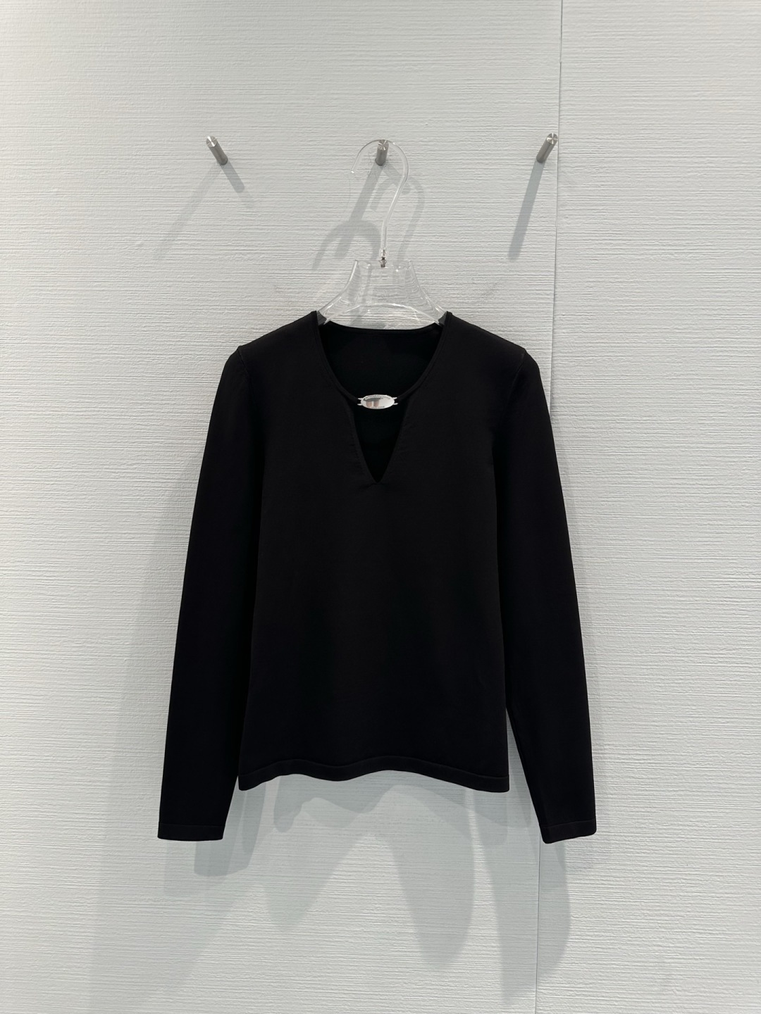 NO:715686,Alexander Wang white hollow sweater, this white hollow sweater is made of soft knitted fabric and is close-fitting and comfortable. The metal buckle hollow design on the chest is fashionable and recognizable. The long sleeves are simple. It is OK to wear inside or alone in autumn and winter. It is slim and tailored to easily highlight the figure. It goes well with jeans or skirts. It can be easily used for daily commuting and leisure occasions. It is simple and individual. It is very suitable for sisters who like fashion!  Code numberSML,,skirts,jeans,19860909Alexander Wang白色镂空针织衫,这款白色镂空针织衫,采用柔软针织面料,贴身舒适,胸前金属扣镂空设计,时髦又有辨识度,长袖简约,秋冬内搭或单穿都很OK,修身剪裁,轻松凸显身形,搭配牛仔裤或裙装都很出彩,日常通勤、休闲场合都能轻松驾驭,简约又有个性,超适合喜欢时尚的姐妹们！码数SML,,skirts,jeans,,Women's clothing