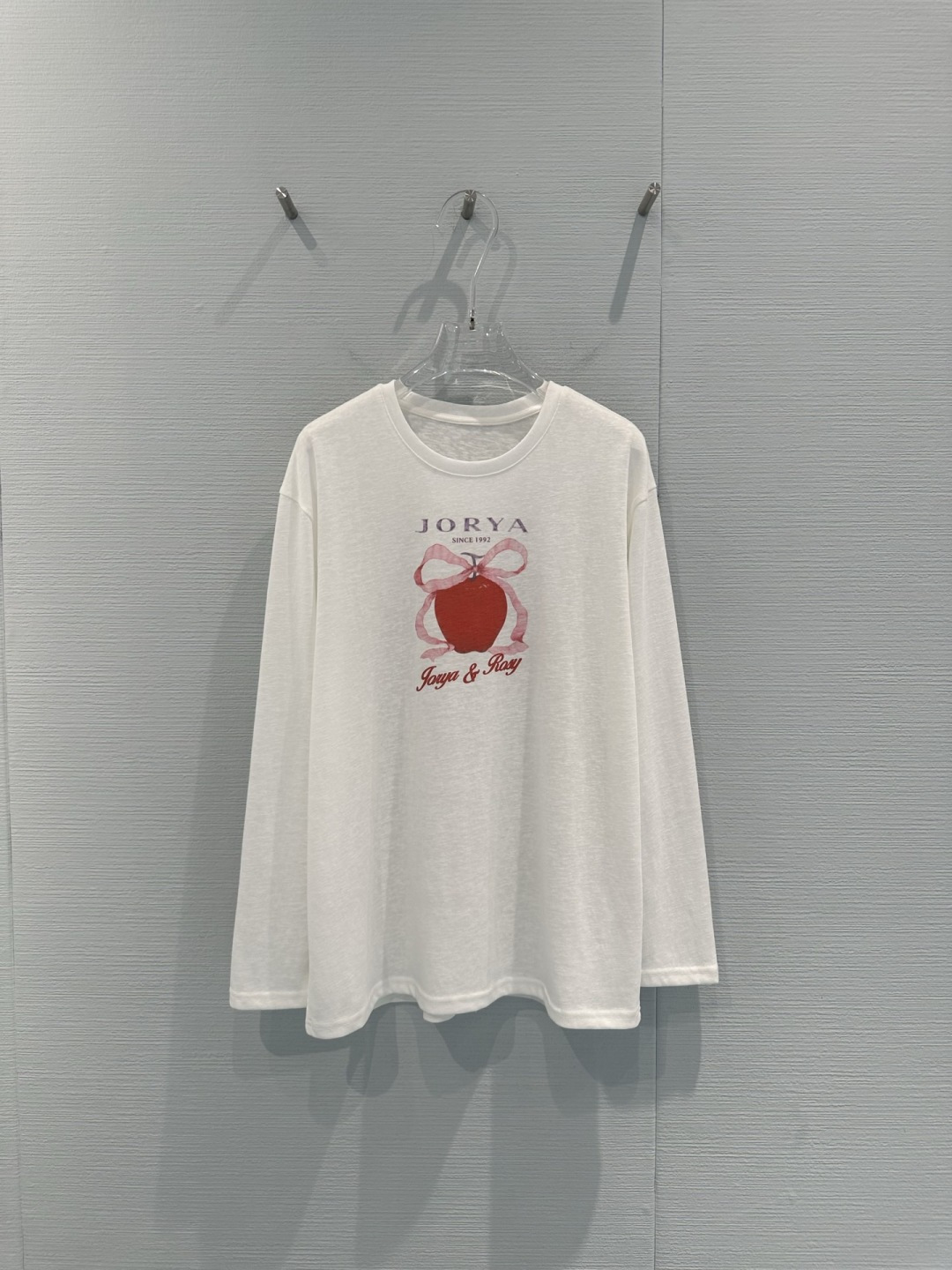 NO:715703,JORYA and Rosy co-branded the 'Lucky Fruit' series of T-shirts, Zhao Lusi participated in the design, white round neck and long sleeves, red apple + pink bow print on the chest is super eye-catching, the fabrics are available in pure cotton and linen, the linen style is breathable and comfortable, perfect for spring and summer!  The style is loose, suitable for wearing alone or layered with jackets, casual and fashionable, and positioned as high-end, suitable for sisters who pursue design and quality!  Size SML,,jackets & coats,tees,t-shirt,19860909JORYA与Rosy联名“幸运果”系列T恤,赵露思参与设计,白色圆领长袖,胸前红色苹果+粉色蝴蝶结印花超吸睛,面料有纯棉和亚麻可选,亚麻款透气舒适,春夏穿超合适！版型宽松,单穿或叠搭外套都很OK,休闲又时髦,定位高端,适合追求设计感和品质的姐妹们！码数SML,,jackets & coats,tees，t-shirt,,Women's clothing