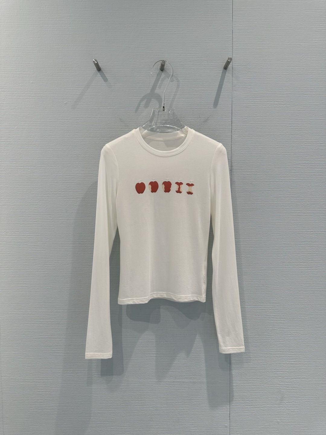 NO:715706,JORYA x ROSY co-branded 'Lucky Fruit' series bottoming shirt, white round neck, long sleeves, Tencel wool blend, soft, skin-friendly and super comfortable!  The apple bite mark print on the chest means 'luck is on the way'. The details are super exquisite with hot diamonds on the fruit base. The front shoulder design optimizes the head-shoulder ratio. It is slightly slim-fitting and fits the body shape without being tight. It is suitable for layering or wearing alone in autumn and winter. It is easy to get a sweet and cool style when paired with jeans and pleated skirts. It is perfect for daily outings, dates and festivals!  Code numberSML,,skirts,jeans,19860909JORYA x ROSY联名“幸运果”系列打底衫,白色圆领长袖,天丝羊毛混纺,柔软亲肤超舒适！胸前苹果咬痕印花,寓意“幸运加载中”,果蒂烫钻细节超精致,正肩设计优化头肩比例,微修身剪裁,贴合身形不紧绷,秋冬内搭或单穿都很OK,搭配牛仔裤、百褶裙轻松get甜酷风,日常出街、约会、节日穿搭都超适合！码数SML,,skirts,jeans,,Women's clothing