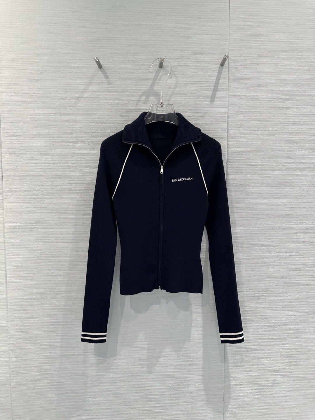 NO:715691,ANN ANDELMAN 2026 early spring series stand-up collar knitted cardigan, slim fit + zipper design, dark gray knitted fabric is soft and comfortable, with white stripes on the cuffs and collar, simple and detailed, brand embroidery on the chest, perfect for recognition, can be worn inside or outside, super practical in autumn and winter, can be easily managed for commuting and leisure, goes well with jeans or casual pants, has both texture and design, suitable for you who like quality!  Code number SML,,jeans,19860909ANN ANDELMAN 2026早春系列立领针织开衫,修身剪裁+拉链设计,深灰色针织面料柔软舒适,袖口和领口白色条纹点缀,简约又有细节感,胸前品牌刺绣,辨识度满分,可内搭也能外穿,秋冬季节超实用,通勤休闲都能轻松驾驭,搭配牛仔裤或休闲裤都很OK,质感与设计感兼具,适合喜欢品质的你！码数SML,,jeans,,Women's clothing