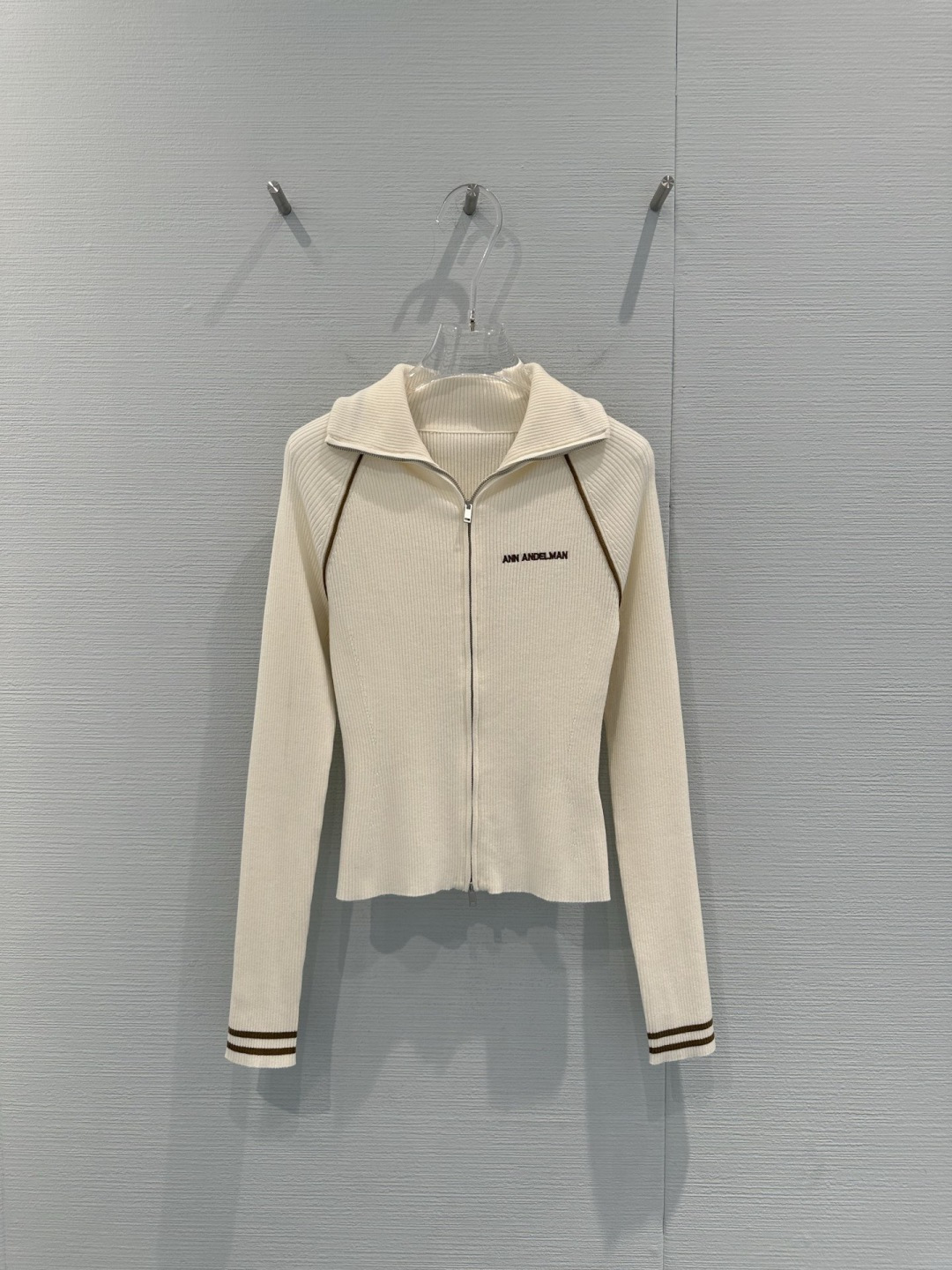 NO:716067,ANN ANDELMAN 2026 early spring series stand-up collar knitted cardigan, slim fit + zipper design, dark gray knitted fabric is soft and comfortable, with white stripes on the cuffs and collar, simple and detailed, brand embroidery on the chest, perfect for recognition, can be worn inside or outside, super practical in autumn and winter, can be easily managed for commuting and leisure, goes well with jeans or casual pants, has both texture and design, suitable for you who like quality!  Code number SML,,jeans,19860909ANN ANDELMAN 2026早春系列立领针织开衫,修身剪裁+拉链设计,深灰色针织面料柔软舒适,袖口和领口白色条纹点缀,简约又有细节感,胸前品牌刺绣,辨识度满分,可内搭也能外穿,秋冬季节超实用,通勤休闲都能轻松驾驭,搭配牛仔裤或休闲裤都很OK,质感与设计感兼具,适合喜欢品质的你！码数SML,,jeans,,Women's clothing