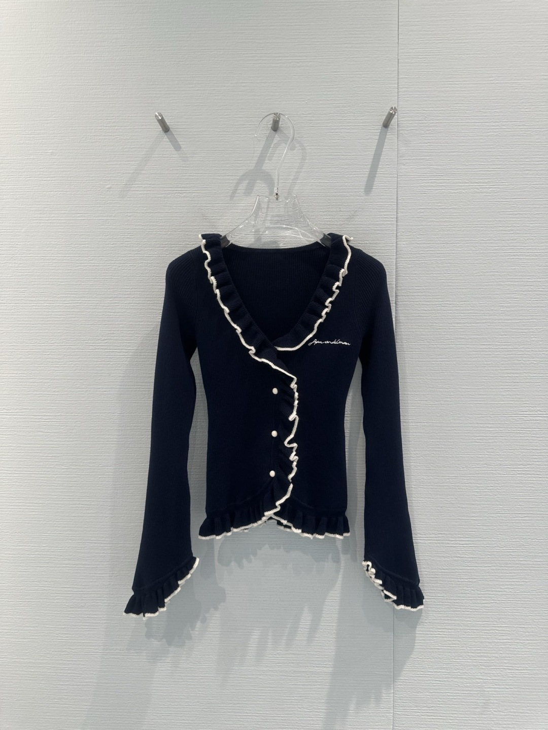 NO:716073,ANN ANDELMAN ruffled knitted cardigan,  2026 early spring series knitted cardigan, navy blue main color + white ruffles, full of French romantic atmosphere, sheep wool nylon blend, soft and skin-friendly, super comfortable to wear next to the body, V-neck can be opened on one side, worn with slanted shoulders or off the shoulders, pure  For a sexy look, the hem is short in the front and long in the back. It raises the waistline. Pair it with high-waisted pants to make you look slimmer and taller. The cuffs are bias-cut + ruffled edges, and your movements are French-style. It can be easily used for dates, commuting, and daily life. It is a must-have hot item in early spring!  Code number SML,,19860909ANN ANDELMAN荷叶边针织开衫, 2026早春系列针织开衫,藏蓝主色+白色荷叶边,法式浪漫氛围感拉满,绵羊毛锦纶混纺,柔软亲肤,贴身穿着超舒适,V领可单侧拉开,斜肩or露肩穿法,纯欲小性感get,下摆前短后长,拉高腰线,搭配高腰裤显瘦显高,袖口斜裁+荷叶边,举手投足法式慵懒,约会、通勤、日常都能轻松驾驭,是早春必入热门单品！码数SML,,,Women's clothing