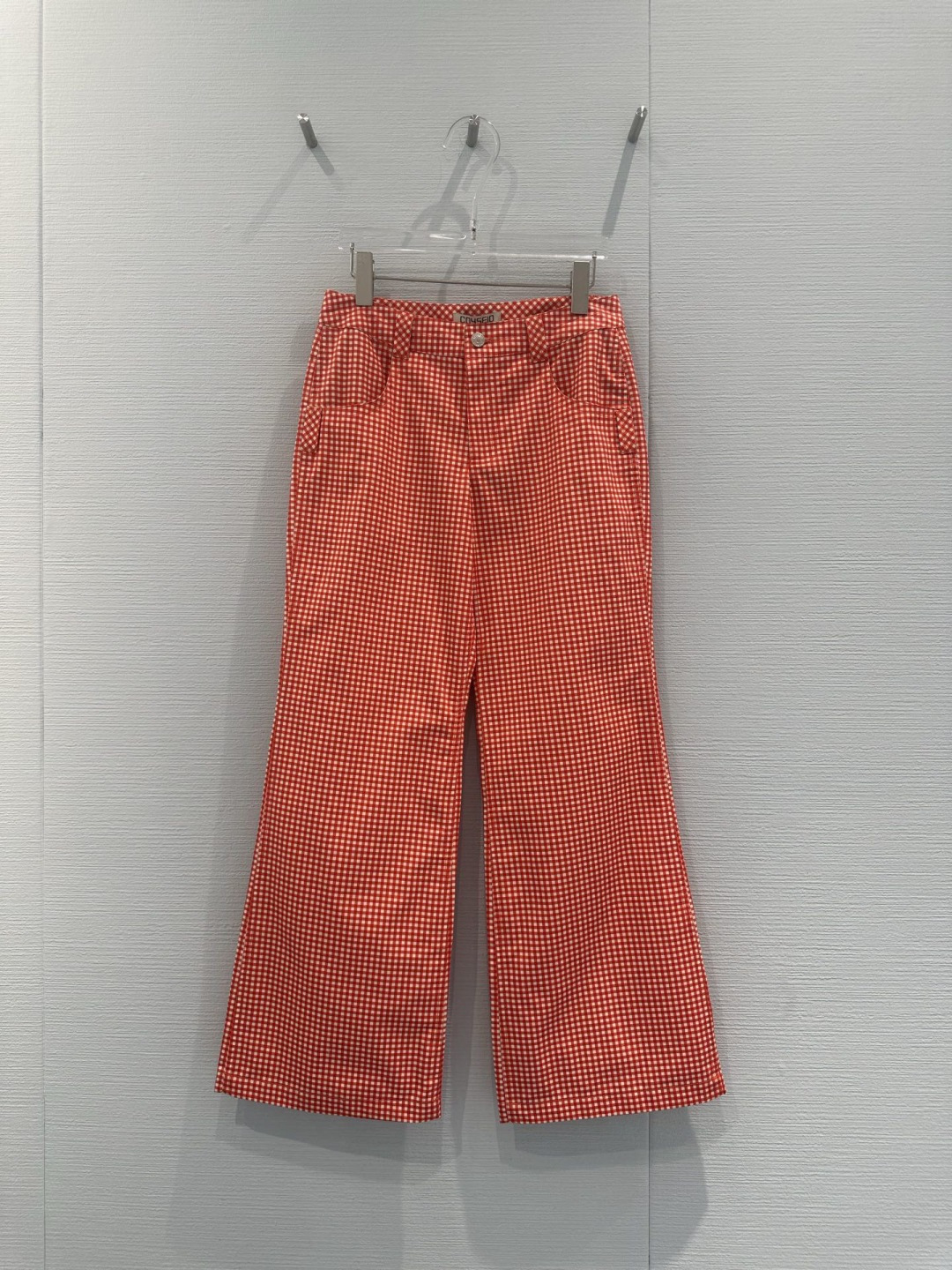 NO:716059,Coyseio and Blythe co-branded red plaid boot-cut pants. The retro red and white plaid pattern is super eye-catching. The boot-cut pants shape your legs, making you look slimmer and taller. The cotton fabric is soft and comfortable. The elastic waist design is easy to put on and take off. It is suitable for a variety of body types. It can be easily controlled for daily commuting and leisure. Pair it with a simple top or retro accessories to easily get the Korean retro style. It is a high-end joint series and has full collection value!  Code number SML,,19860909Coyseio和Blythe联名的红格微喇裤,复古红白格纹超吸睛,微喇裤型修饰腿型,显瘦又显高,棉质面料柔软舒适,松紧腰设计,穿脱方便,适合多种身材,日常通勤、休闲都能轻松驾驭,搭配简约上衣或复古配饰,轻松get韩系复古风,属于高端联名系列,收藏价值满满！码数SML,,,Women's clothing