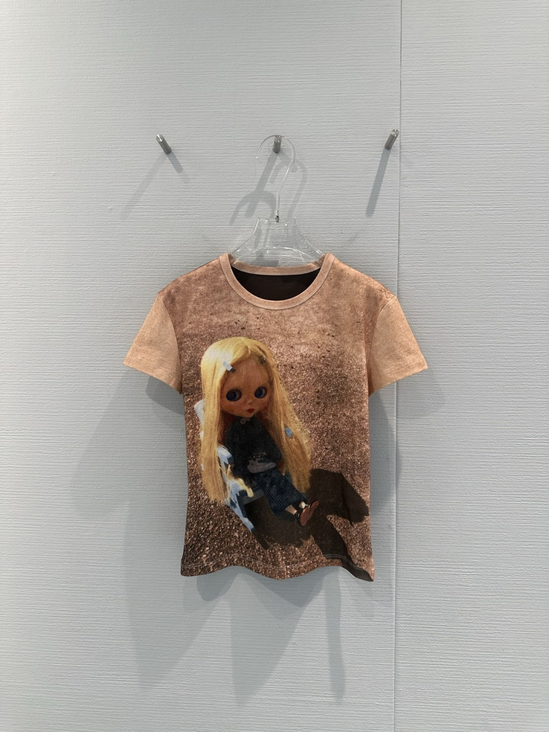 NO:716065,Korean brand Coyseio and Blythe Dolls jointly branded short-sleeved T-shirts. It has a right-shoulder version, a light American Maillard color, and a Blythe cartoon print on the front. It is retro and childlike. It is made of high-quality cotton and is comfortable and breathable. It is very suitable for summer. It is loosely cut and can accommodate a variety of body types. It goes well with jeans or skirts. It can be easily controlled in daily casual and street style. It has a perfect sense of personality and fashion!  Size SML,,skirts,jeans,T-shirt,tees,t-shirt,19860909韩国品牌Coyseio与Blythe娃娃联名短袖T恤,正肩版型,轻亚美拉德色系,正面是Blythe卡通印花,复古又童趣,高品质棉料,穿着舒适透气,夏天超适合,宽松剪裁,包容多种身材,搭配牛仔裤或半身裙都很出彩,日常休闲、街头风都能轻松驾驭,个性时尚感满分！ 码数SML,,skirts,jeans,T-shirt,tees，t-shirt,,Women's clothing