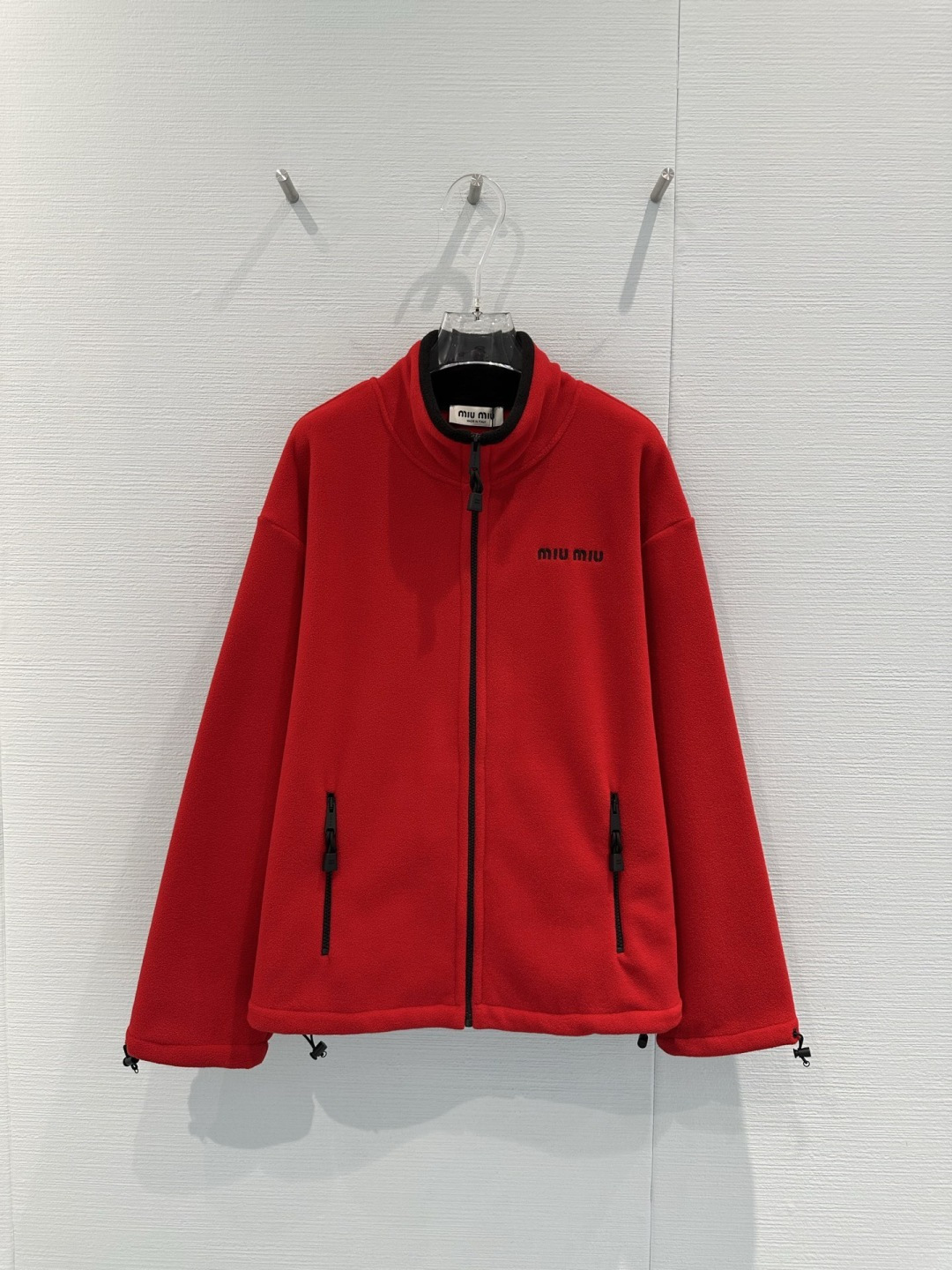 NO:716080,MiuMiu 2026 New Year Series red polar fleece jacket, soft fabric is super comfortable, stand-up collar + black zipper design, low-key embroidered logo on the chest, perfect recognition, loose fit + drawstring hem, easy to adjust the silhouette, work style pockets are practical and fashionable, full of New Year atmosphere, perfect for daily casual or festival wear, looks great with jeans or skirts!  Size SML,,miumiu,skirts,jeans,jackets & coats,19860909MiuMiu2026新春系列红色摇粒绒夹克,柔软面料超舒适,立领+黑色拉链设计,胸前低调刺绣logo,辨识度满分,宽松版型+抽绳下摆,轻松调节廓形,工装风口袋实用又时髦,新年氛围感拉满,日常休闲或节日穿搭都超适合,搭配牛仔裤或裙装都很出彩！ 码数SML,,miumiu,skirts,jeans,jackets & coats,,Women's clothing