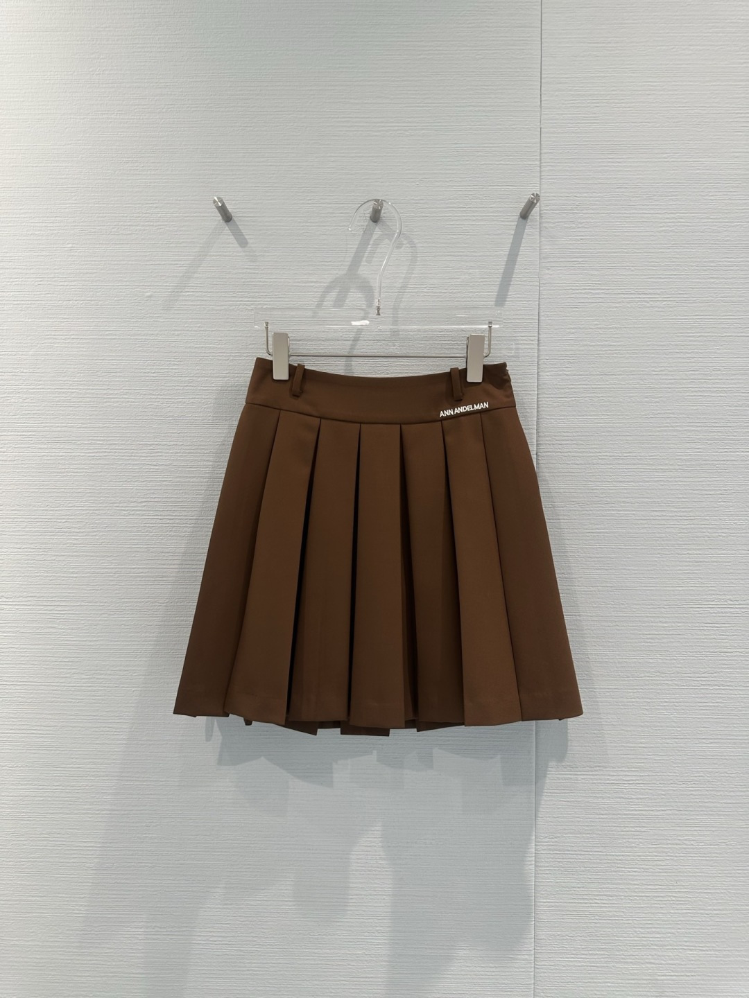 NO:716525,ANN ANDELMAN caramel color pleated skirt, college style design, high quality fabric is soft and drapey, very suitable for autumn and winter wear, high waist A-line version + classic pleats, slimming and flattering leg shape, pear-shaped figure friendly, waist brand embroidery, perfect details, caramel color has a great autumn and winter atmosphere, paired with a knitted cardigan or shirt, you can easily get a sweet cool or college style look, it can be worn for daily commuting, campus, and leisure, practical and fashionable!  Size SML,,skirts,shirts,19860909ANN ANDELMAN焦糖色百褶裙,学院风设计,高品质面料柔软有垂感,秋冬穿搭超适合,高腰A字版型+经典百褶,显瘦又修饰腿型,梨形身材友好,腰部品牌刺绣,细节满分,焦糖色超有秋冬氛围感,搭配针织开衫或衬衫,轻松get甜酷风or学院风look,日常通勤、校园、休闲都能穿,实用又时髦！码数SML,,skirts,shirts,,Women's clothing