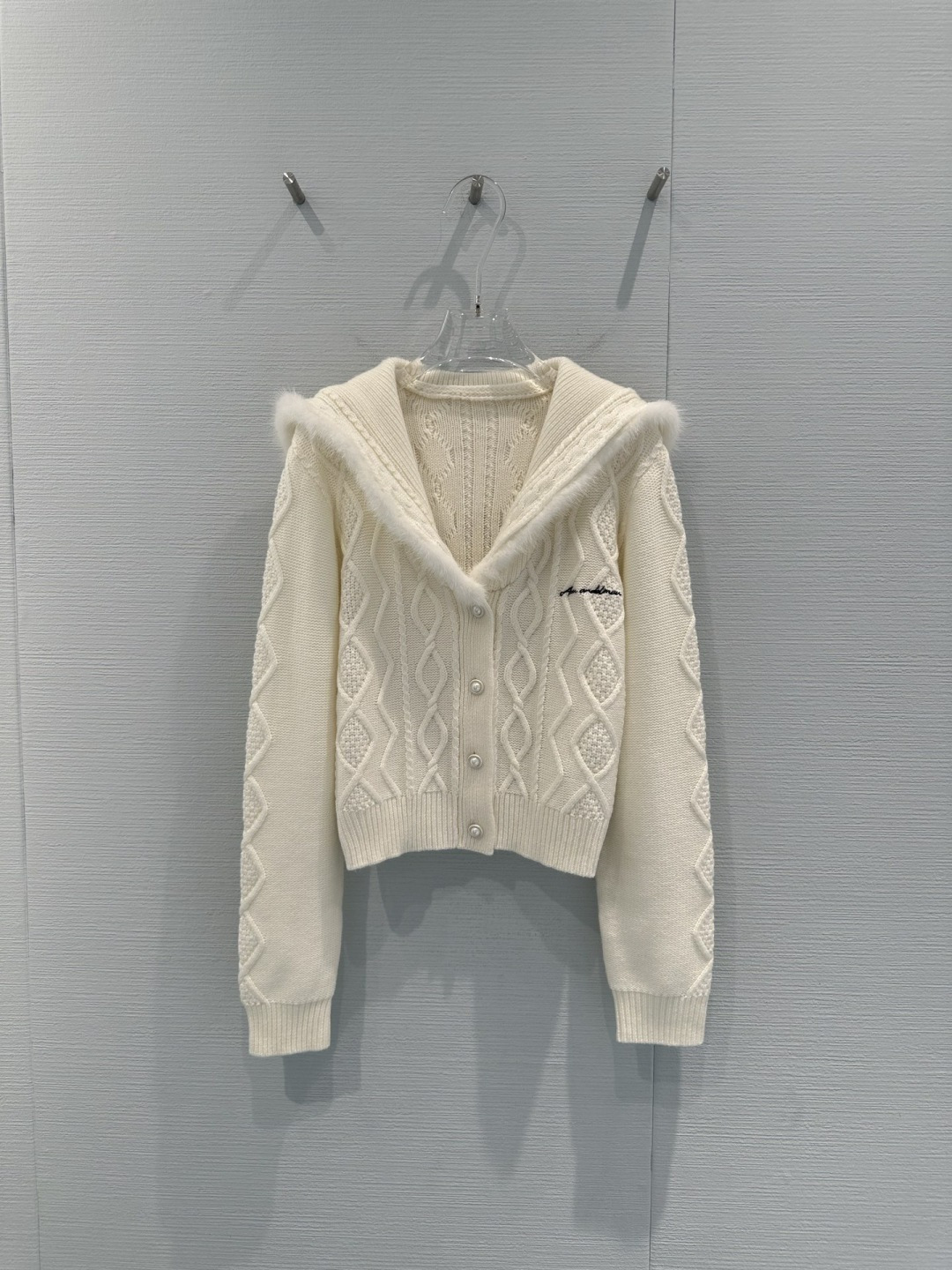 NO:716522,ANN ANDELMAN navy collar knitted cardigan, this navy collared knitted cardigan has milky white tone + mink fur splicing, soft and warm, very suitable for autumn and winter, cable texture + hollow details, pearl button embellishment, full of sophistication, short design, looks great with high-waisted pants or skirts, can be worn for commuting and leisure, navy collar is playful and retro, light color is super versatile, gentle atmosphere is easy to handle, it is a high-end knitted series, the texture is really amazing!  Code numberSML,,skirts,19860909ANN ANDELMAN海军领针织开衫,这款海军领针织开衫,奶白色调+水貂毛拼接,柔软又保暖,秋冬穿超合适,绞花纹理+镂空细节,珍珠纽扣点缀,精致感满满,短款设计,搭高腰裤或裙都很出片,通勤休闲都能穿,海军领俏皮又复古,浅色系超百搭,温柔氛围感轻松拿捏,属于高端针织系列,质感真的绝了！ 码数SML,,skirts,,Women's clothing