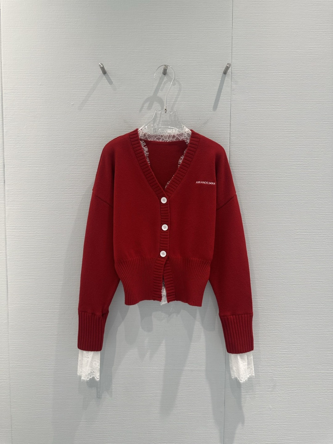 NO:716516,ANN ANDELMAN red lace cardigan, New Year series red knitted cardigan, V-neck + white button design, slim and short style, super slimming!  The cuffs and hem are ribbed, with perfect details, and a lace interior, which directly adds layering and feminine temperament. It is full of festive atmosphere and is the first choice for New Year's wear!  Code number SML,,19860909ANN ANDELMAN红色蕾丝开衫,新年系列红色针织开衫,V领+白色纽扣设计,修身短款超显身材！袖口和下摆罗纹收口,细节满分,内搭蕾丝边,层次感和柔美气质直接拉满,节日氛围感十足,新年穿搭首选！码数SML,,,Women's clothing