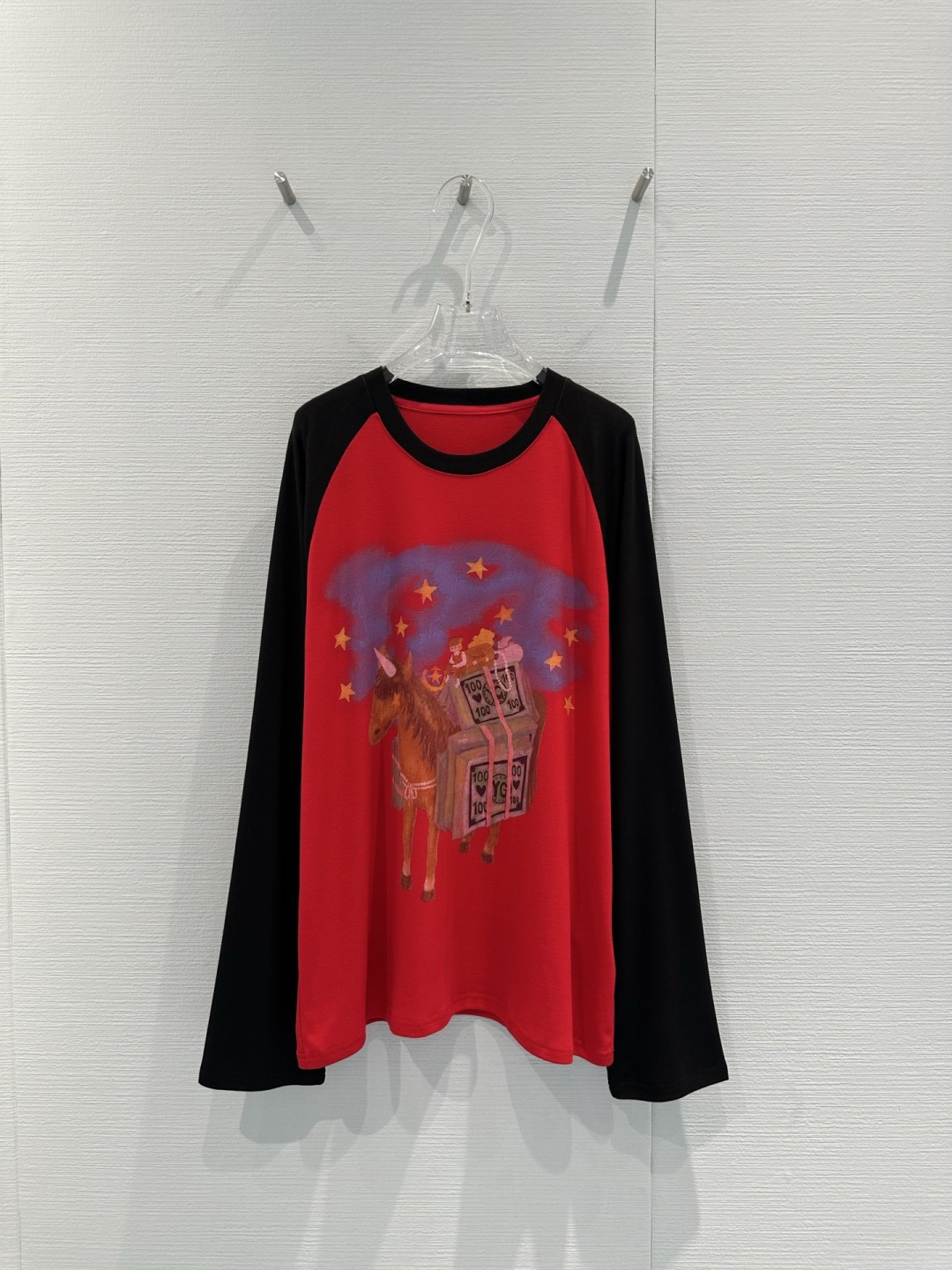 NO:716510,YANAG2026 spring and summer 'Get Rich Now' series raglan long-sleeved T-shirt, coffee + purple contrasting design, unicorn carrying cash print on the chest, which means full of wealth, wool blended fabric is soft and comfortable, slightly loose fit, it is OK to wear alone and layered, raglan sleeve design is more casual, super atmospheric for daily or New Year wear, zodiac limited edition, full collection value!  Code number SML,,tees,t-shirt,19860909YANAG2026春夏“马上有钱”系列插肩长袖T恤,咖色+紫色撞色设计,胸前独角兽驮现金印花,寓意财运满满,羊毛混纺面料柔软舒适,微宽松版型,单穿叠穿都很OK,插肩袖设计更显休闲,日常或新年穿都超有氛围感,生肖限定,收藏价值拉满！码数SML,,tees，t-shirt,,Women's clothing