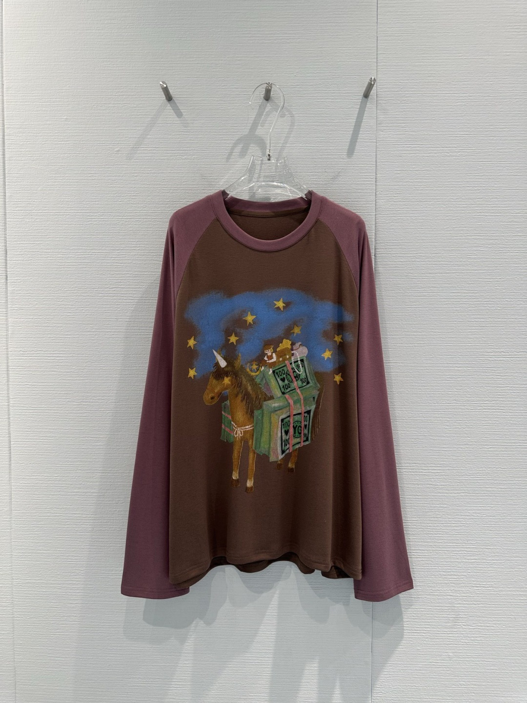 NO:716504,YANAG2026 spring and summer 'Get Rich Now' series raglan long-sleeved T-shirt, coffee + purple contrasting design, unicorn carrying cash print on the chest, which means full of wealth, wool blended fabric is soft and comfortable, slightly loose fit, it is OK to wear alone and layered, raglan sleeve design is more casual, super atmospheric for daily or New Year wear, zodiac limited edition, full collection value!  Code number SML,,tees,t-shirt,19860909YANAG2026春夏“马上有钱”系列插肩长袖T恤,咖色+紫色撞色设计,胸前独角兽驮现金印花,寓意财运满满,羊毛混纺面料柔软舒适,微宽松版型,单穿叠穿都很OK,插肩袖设计更显休闲,日常或新年穿都超有氛围感,生肖限定,收藏价值拉满！码数SML,,tees，t-shirt,,Women's clothing