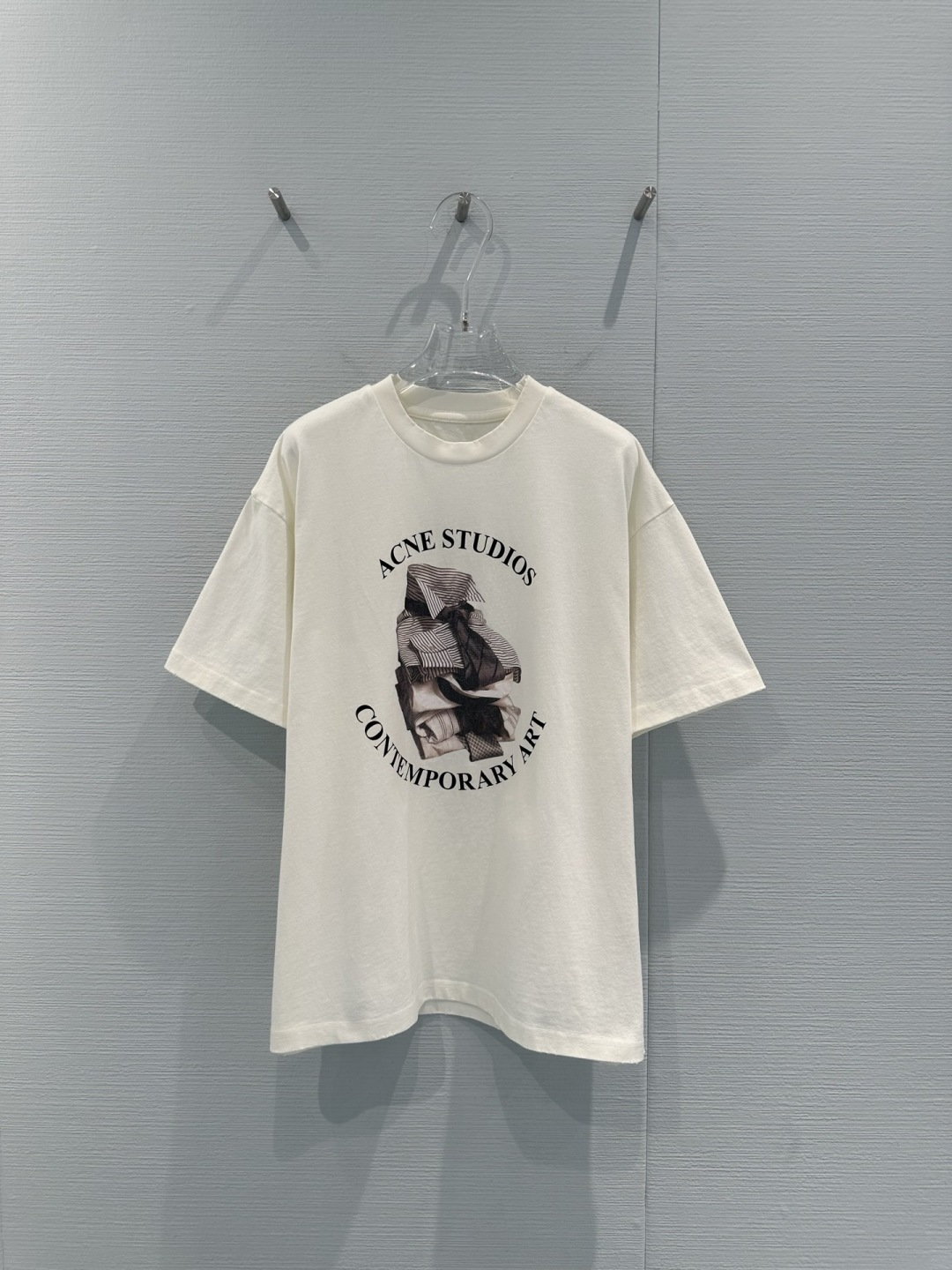 NO:716521,Acne Studios 2026 spring and summer series white printed short-sleeved T-shirt, made of pure cotton, soft and comfortable, super friendly for daily wear, with the words 'CONTEMPORARY ART' on the front + abstract art pattern, the contrasting design is super personalized, loose fit, the same style for men and women, the neckline is slightly distressed, full of retro feel, it can be paired with jeans or casual pants, easy to create a simple and fashionable look, suitable for you who like unique designs!  Size SML,,acne studios,dior,jeans,T-shirt,tees,t-shirt,19860909Acne Studios 2026春夏系列白色印花短袖T恤,纯棉材质,柔软舒适,日常穿着超友好,正面“CONTEMPORARY ART”字样+抽象艺术图案,反差感设计超有个性,宽松版型,男女同款,领口微做旧,复古感满满,搭配牛仔裤或休闲裤都很OK,轻松打造简约时尚look,适合喜欢独特设计的你！ 码数SML,,acne studios,dior,jeans,T-shirt,tees，t-shirt,,Women's clothing