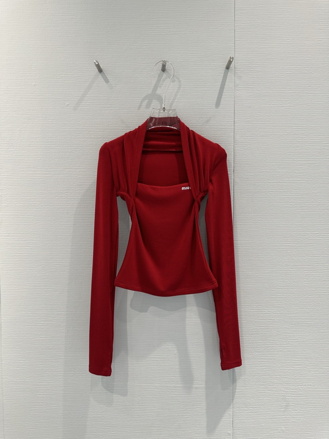 NO:716515,MiuMiu red square-neck long-sleeved bottoming shirt. This red square-neck long-sleeved bottoming shirt has a slim fit and soft velvet fabric. It is super comfortable and warm to wear in autumn and winter. The square-neck design modifies the neck line and the collarbone is very elegant. It has a fake two-piece layering effect and a full sense of layering. It goes well with coats, suits or skirts. It directly adds to the festive atmosphere. The red color is white and eye-catching. It can be easily worn in daily life or festivals. It is a must-have and versatile item for autumn and winter wardrobes!  Size SML,,miumiu,skirts,business suit,19860909MiuMiu红色方领长袖打底衫,这款红色方领长袖打底衫,修身剪裁+柔软加绒面料,秋冬穿超舒服又保暖,方领设计修饰颈部线条,锁骨超显气质,假两件叠穿效果,层次感满满,搭配大衣、西装或半裙都很出彩,节日氛围感直接拉满,红色显白又吸睛,日常或节日都能轻松驾驭,是秋冬衣橱必备百搭单品！码数SML,,miumiu,skirts,business suit,,Women's clothing