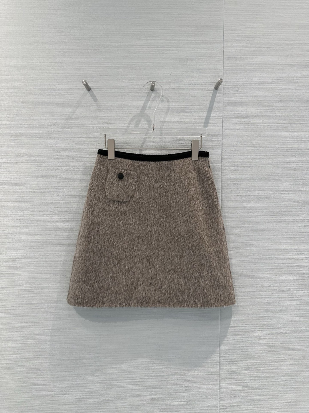 NO:716503,MARCHEN 2025 winter holiday series garden skirt, oatmeal/snow color, wool blend material, soft and warm, very suitable for autumn and winter, high-waisted A-line version + black waistband, simple and elegant, easy to control for daily commuting or festivals, side pockets are practical and beautiful, full of details. Paired with a sweater or coat, you can easily get a retro fashion feeling, both texture and design, suitable for sisters who pursue quality!  Code numberSML,,skirts,19860909MARCHEN 2025冬季假日系列园作半裙,燕麦/积雪色,羊毛混纺材质,柔软又保暖,秋冬穿超合适,高腰A字版型+黑色腰边,简约优雅,日常通勤或节日都能轻松驾驭,侧边口袋实用又美观,细节满分.搭配针织衫或大衣,轻松get复古时髦感,质感与设计感兼具,适合追求品质的姐妹们！ 码数SML,,skirts,,Women's clothing