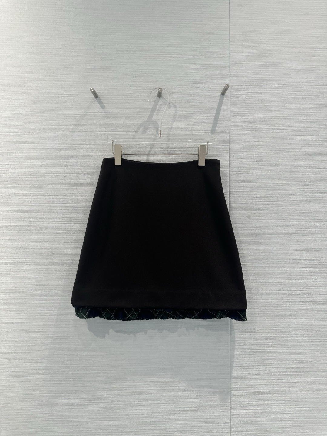 NO:716497,MARCHEN25AW winter holiday series skirt, black imitation denim fabric, comfortable and wrinkle-free lining, wool plaid stitching on the skirt, full of details, mid-low waist A-line version, modified waistline, slimming and versatile, super practical for autumn and winter wear, whether paired with sweaters, coats or knitted sweaters, you can easily create a gentle or commuting style, it is a must-have item for your autumn and winter wardrobe!  Code numberSML,,skirts,sweaters,19860909MARCHEN25AW冬季假日系列半裙,黑色精仿粗斜面料,内里舒适不易皱,裙摆拼接羊毛格纹,细节满分,中低腰A字版型,修饰腰线,显瘦又百搭,秋冬穿搭超实用,无论搭配毛衣、大衣还是针织衫,都能轻松打造温柔或通勤风,是秋冬衣橱必备单品！码数SML,,skirts,sweaters,,Women's clothing