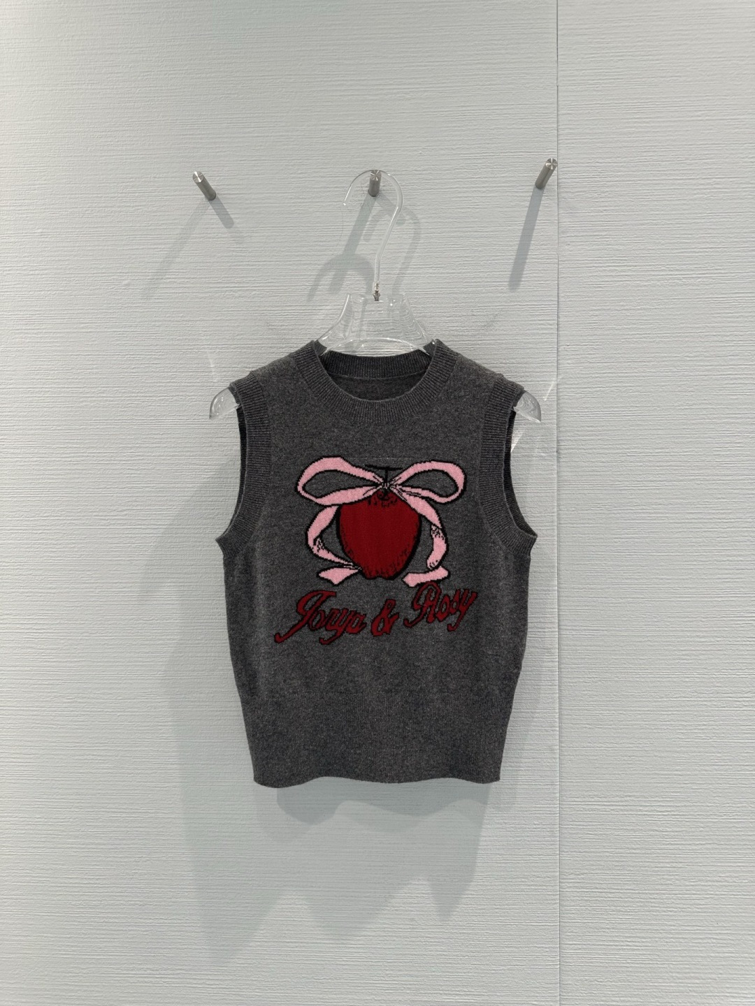 NO:716520,JORYA and Zhao Lusi ROSY co-branded the 'Lucky Fruit' series of knitted vests, made of gray wool, soft and skin-friendly, super comfortable to wear next to the body, with red apple + pink bow jacquard on the front, playful and recognizable, and the words 'JORYA & ROSY' below are super co-branded!  The sleeveless design is suitable for wearing alone in spring and autumn or as an inner layer in winter. The short cut makes you taller, and the high-waisted culottes show off your body proportions. It means 'add a little luck' and can be easily used for daily outings and dates, giving you a full sense of youthfulness and age reduction!  Code numberSML,,skirts,19860909JORYA与赵露思ROSY联名“一颗幸运果”系列针织背心,灰色羊毛材质,柔软亲肤,贴身穿着超舒适,正面红色苹果+粉色蝴蝶结提花,俏皮又有辨识度,下方“JORYA & ROSY”字样超有联名感！无袖设计,春秋单穿或冬季内搭都很OK,短款剪裁显高挑,搭高腰裙裤超显身材比例,寓意“加一点幸运”,日常出街、约会都能轻松驾驭,青春减龄感满满！码数SML,,skirts,,Women's clothing