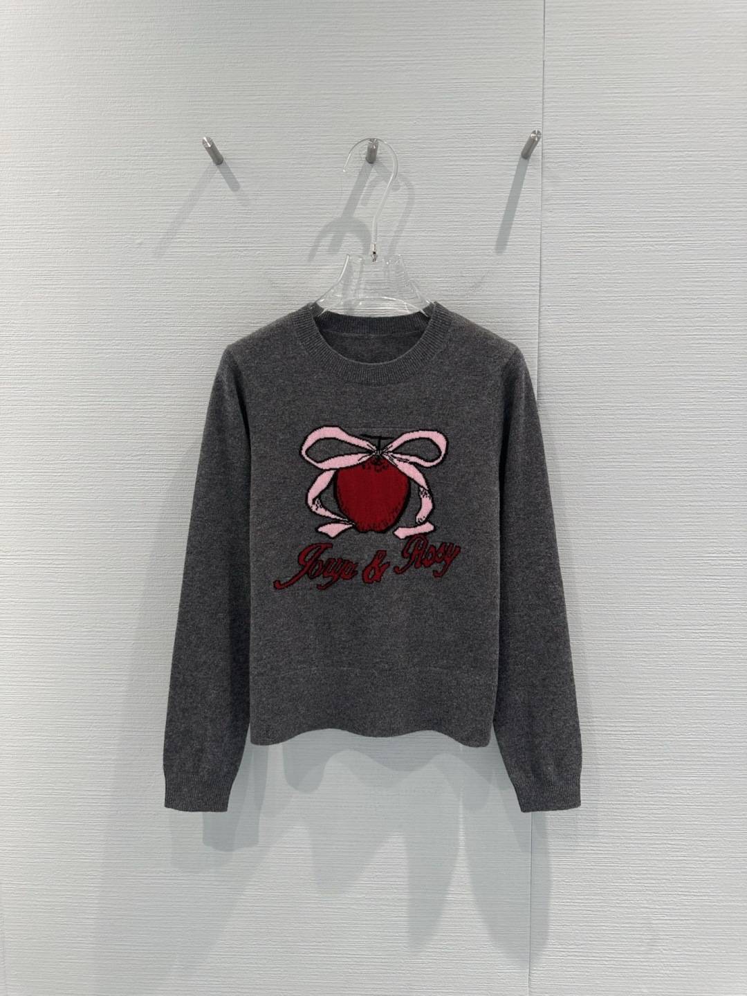 NO:716508,JORYA Lucky Fruit co-branded sweater, the 'Lucky Fruit' series sweater co-branded by Zhuo Ya and Zhao Lusi, is made of gray wool, soft and skin-friendly, super comfortable to wear in autumn and winter, red apple + pink bow embroidery on the front, playful and recognizable, meaning full of luck, round neck pullover design, versatile and not picky, can be worn alone or layered, the apple element is combined with rose inspiration, full of sweet and cool girly feeling, can be easily controlled for daily outings and dates, youthful and age-reducing and fashionable!  Code numberSML,,sweaters,19860909JORYA幸运果联名毛衣,卓雅与赵露思联名的“一颗幸运果”系列毛衣,灰色羊毛材质,柔软亲肤,秋冬穿超舒服,正面红色苹果+粉色蝴蝶结刺绣,俏皮又有辨识度,寓意幸运满满,圆领套头设计,百搭不挑人,单穿或内搭都很OK,苹果元素融合玫瑰灵感,甜酷少女感拉满,日常出街、约会都能轻松驾驭,青春减龄又时髦！码数SML,,sweaters,,Women's clothing