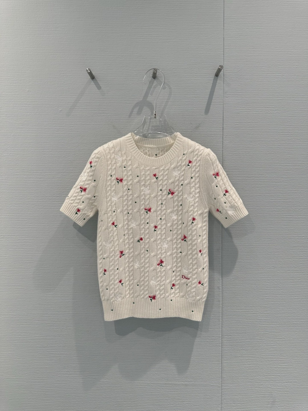 NO:716502,Dior 26 early spring series short-sleeved sweater, made of milky white cashmere, soft and skin-friendly, suitable for close-fitting wear, twist texture + small rose embroidery, exquisite details, full of girly feeling, simple and elegant round neck design, ribbed cuffs and hem, comfortable and durable, goes well with jeans or skirts, easy to switch between casual or sweet style. It is very suitable for early spring, and the gentle temperament is easy to control!  Size SML,,dior,skirts,jeans,T-shirt,19860909Dior 26早春系列短袖针织衫,奶白色羊绒材质,柔软亲肤,适合贴身穿着,麻花纹理+小玫瑰刺绣,细节精致,少女感满满,圆领设计简约大方,袖口和下摆罗纹收口,舒适又耐穿,搭配牛仔裤或半裙都很出彩,轻松切换休闲or甜美风格.早春季节穿着超合适,温柔气质轻松拿捏！码数SML,,dior,skirts,jeans,T-shirt,,Women's clothing