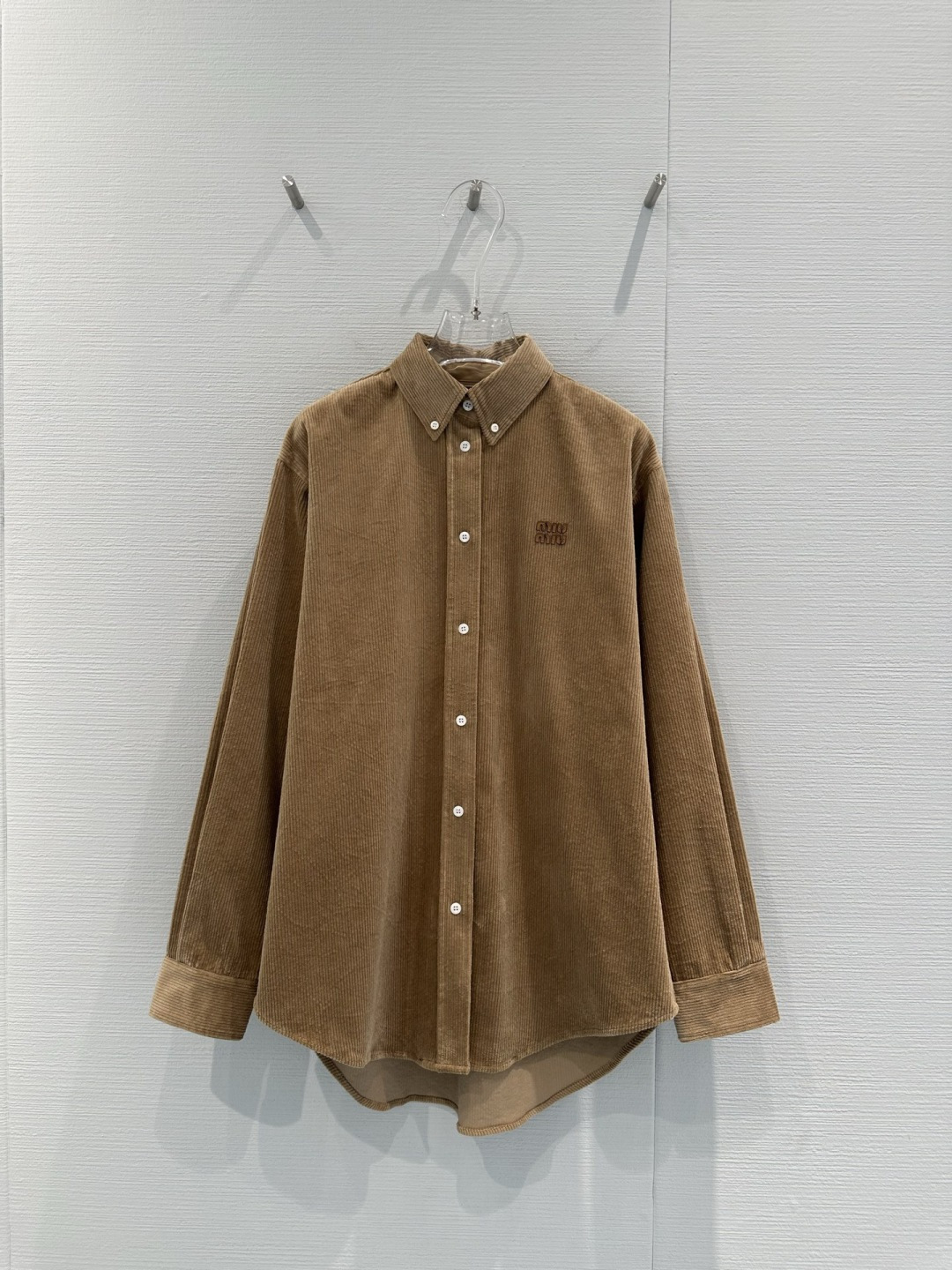 NO:716754,MiuMiu sleeve patch corduroy shirt, this corduroy shirt is soft and textured, super comfortable to wear in autumn and winter, classic lapels + metal buttons, perfect details, low-key and recognizable logo on the left chest, loose fit, can be worn alone or layered, easy to control for commuting and leisure, practical and fashionable, it is a must-have and versatile item for autumn and winter wardrobe!  Size SML,,miumiu,shirts,19860909MiuMiu袖补丁灯芯绒衬衫,这款灯芯绒衬衫,柔软有纹理,秋冬穿超舒服,经典翻领+金属纽扣,细节满分,左胸Logo低调又有辨识度,宽松版型,单穿or叠搭都OK,通勤休闲都能轻松驾驭,实用又时髦,是秋冬衣橱必备百搭单品！ 码数SML,,miumiu,shirts,,Women's clothing