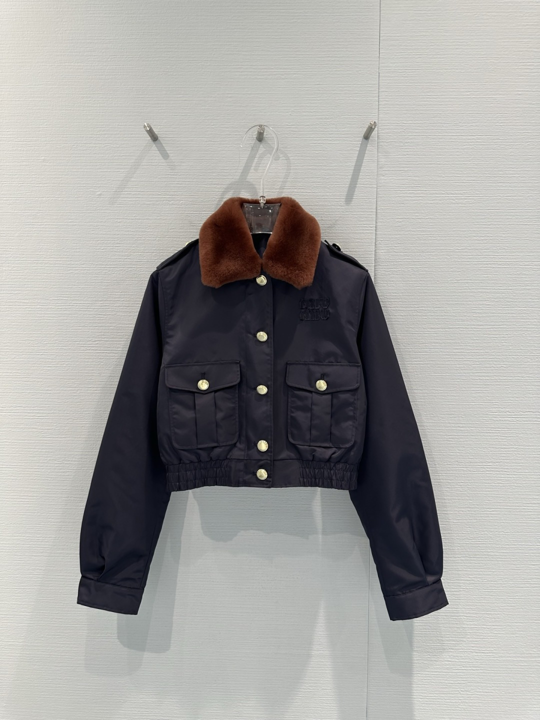 NO:716766,MiuMiu autumn and winter short bomber jacket, dark nylon + brown imitation fur collar, retro and fashionable, metal buttons + symmetrical flap pockets, practical and stylish. The short cut shows long legs, paired with a high-waisted skirt or jeans, you can easily get a sweet and cool college style. Miu Miu has always been rebellious and elegant, you can easily control it in daily outings and parties, a must-have for fashionistas!  Size SML,,miumiu,skirts,jeans,jackets & coats,19860909MiuMiu秋冬短款飞行员夹克,深色尼龙+棕色仿毛领,复古又时髦,金属纽扣+对称翻盖口袋,实用又有型.短款剪裁超显腿长,搭配高腰裙or牛仔裤,轻松get甜酷学院风,缪缪一贯的叛逆优雅气质,日常出街、聚会都能轻松驾驭,时髦精必入！码数SML,,miumiu,skirts,jeans,jackets & coats,,Women's clothing