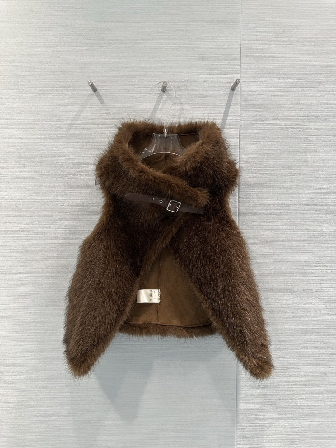 NO:716772,RARELY ALIKE's new winter fur vest, this is an imitation fur vest with a fluffy and soft appearance, dark brown color, plush texture and warm touch. Although it looks like real fur, it is actually made of artificial materials, environmentally friendly and easy to care for. It is suitable for autumn and winter. It can be worn with a base layer shirt or dress to enhance the overall look. The imitation fur vest does not require special care. Use a soft cloth to wipe the surface dust during daily cleaning to avoid long-term exposure to the sun and maintain its softness and long-lasting color!  Code numberSML,,skirts,19860909RARELY ALIKE冬季新品皮草马甲,这是一件仿皮草马甲,外观蓬松柔软,颜色为深棕色,带有毛绒质感和温暖的触感,虽然看起来像真皮草,但实际上是人造材料制成,环保且易于打理.适合秋冬季节穿着,搭配打底衫或连衣裙都能提升整体造型感,仿皮草马甲无需特殊护理,日常清洗时可用软布擦拭表面灰尘,避免长时间暴晒,保持其柔软度和色泽持久！码数SML,,skirts,,Women's clothing