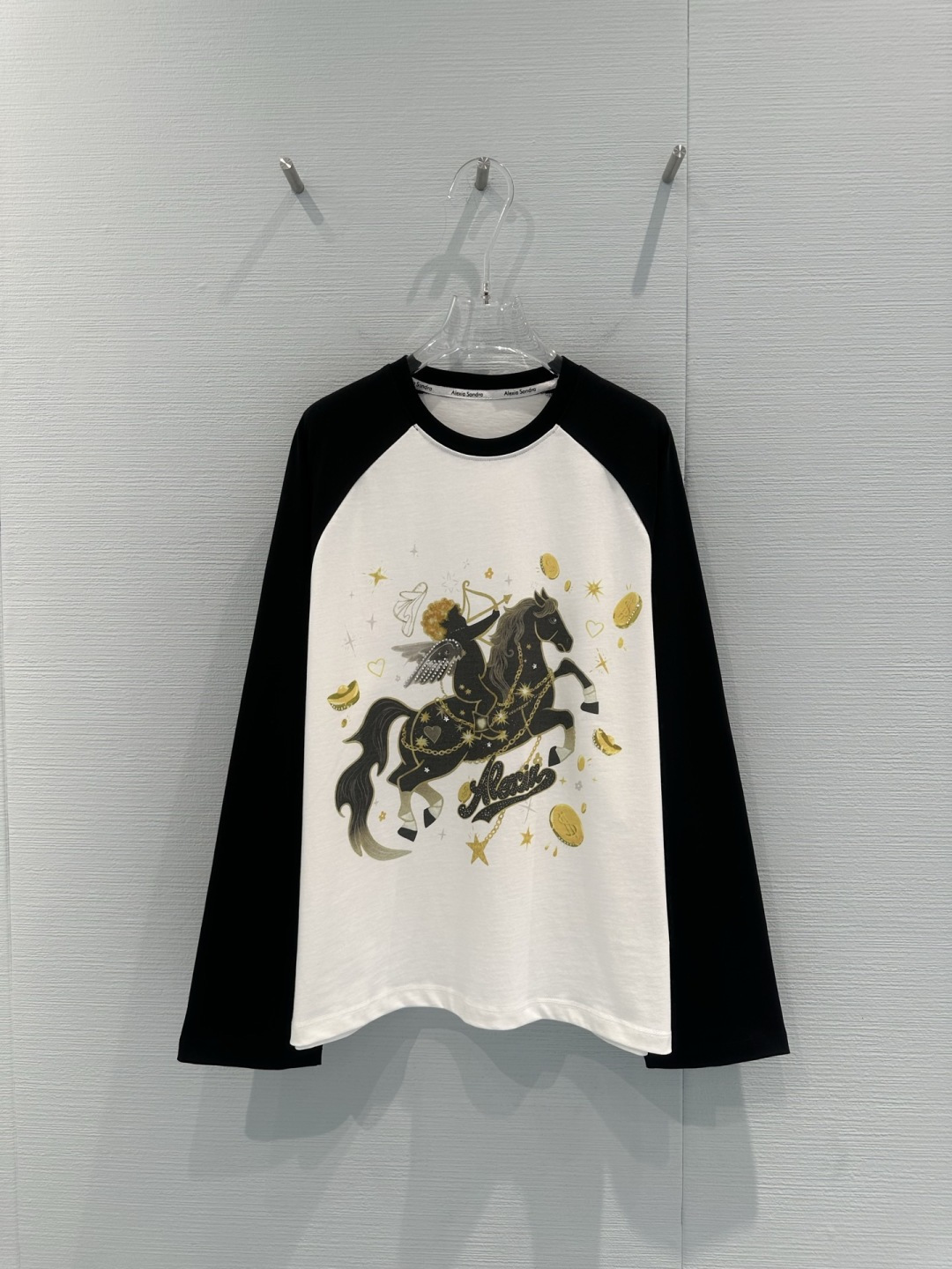 NO:716749,Alexia Sandra's gilt Pegasus T-shirt, 'You'll have money to spend immediately' series of T-shirts, with contrasting red and white raglan sleeves, red sleeves and off-white body, the gilt Pegasus + gold coin print on the chest is super eye-catching, meaning 'success will come soon' and 'money will come soon'. It's a great choice to wear in your zodiac year in the new year!  Made of pure cotton fabric, with a loose off-shoulder silhouette, it is comfortable and flattering, and it’s great to wear alone or layered with!  Code number SML,,tees,t-shirt,19860909Alexia Sandra鎏金飞马T恤,“马上有钱花”系列T恤,红白撞色插肩袖设计,正红袖+米白衣身,胸前鎏金飞马+金币印花超吸睛,寓意“马到成功”“马上有钱”,新年本命年穿超有彩头！纯棉面料,宽松落肩版型,舒适又显身材,单穿or内搭都很OK！码数SML,,tees，t-shirt,,Women's clothing