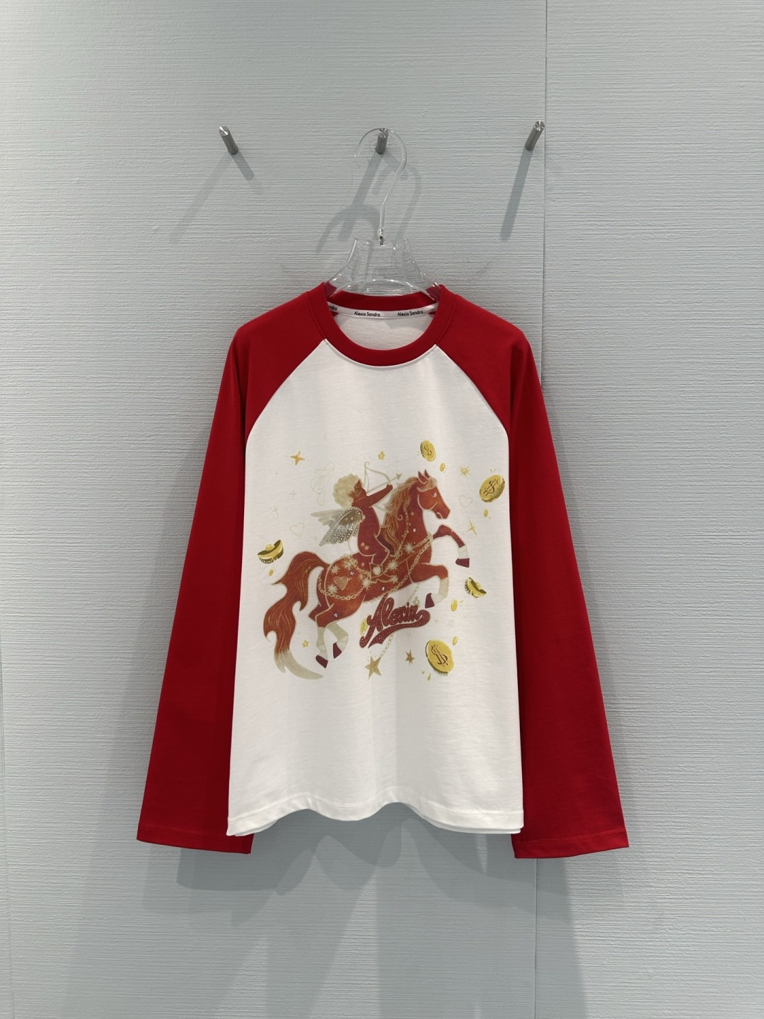 NO:716755,Alexia Sandra's gilt Pegasus T-shirt, 'You'll have money to spend immediately' series of T-shirts, with contrasting red and white raglan sleeves, red sleeves and off-white body, the gilt Pegasus + gold coin print on the chest is super eye-catching, meaning 'success will come soon' and 'money will come soon'. It's a great choice to wear in your zodiac year in the new year!  Made of pure cotton fabric, with a loose off-shoulder silhouette, it is comfortable and flattering, and it’s great to wear alone or layered with!  Code number SML,,tees,t-shirt,19860909Alexia Sandra鎏金飞马T恤,“马上有钱花”系列T恤,红白撞色插肩袖设计,正红袖+米白衣身,胸前鎏金飞马+金币印花超吸睛,寓意“马到成功”“马上有钱”,新年本命年穿超有彩头！纯棉面料,宽松落肩版型,舒适又显身材,单穿or内搭都很OK！码数SML,,tees，t-shirt,,Women's clothing
